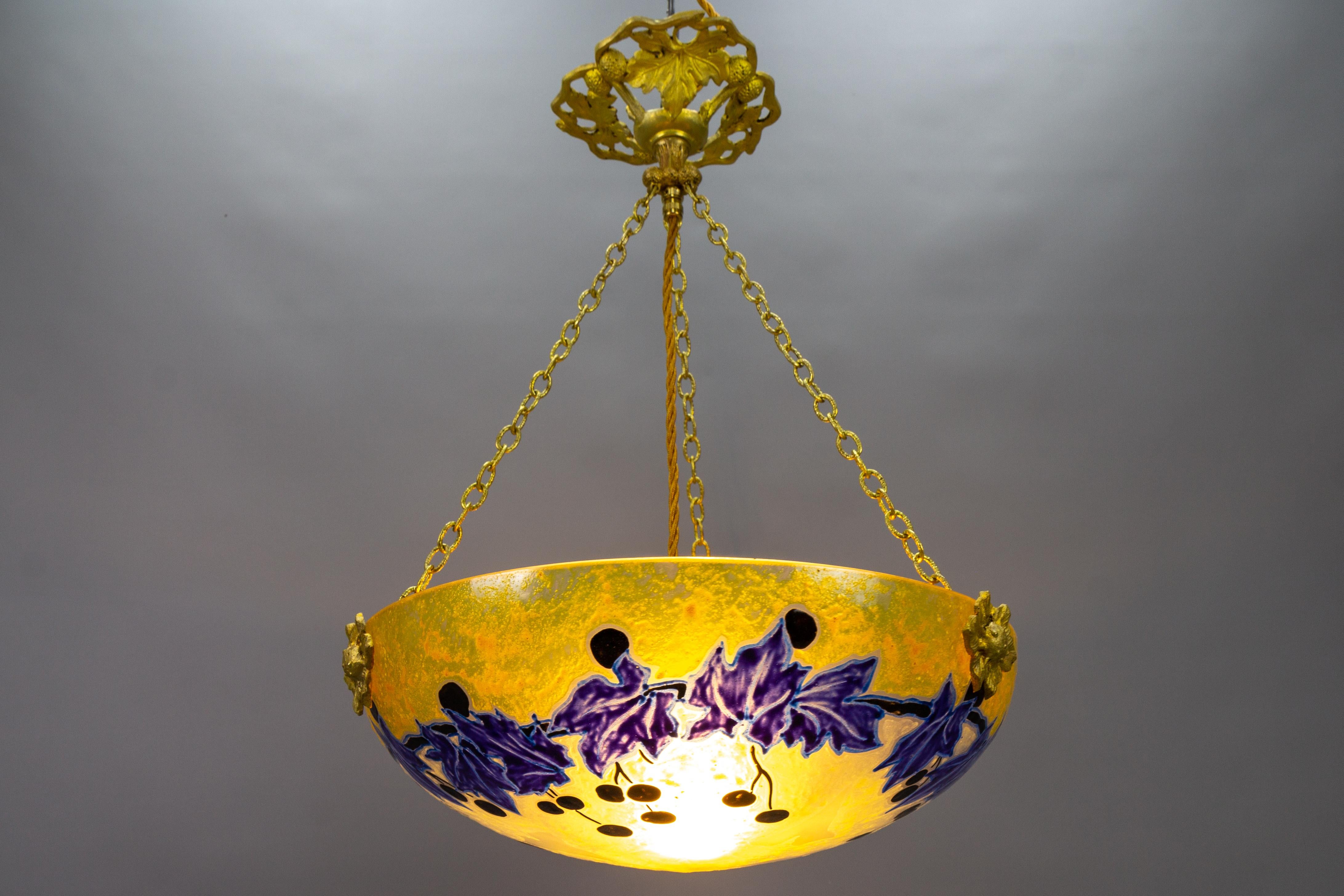 Lampe à suspension Art nouveau français avec motifs de lierre en verre jaune et bleu par Legras en vente 3
