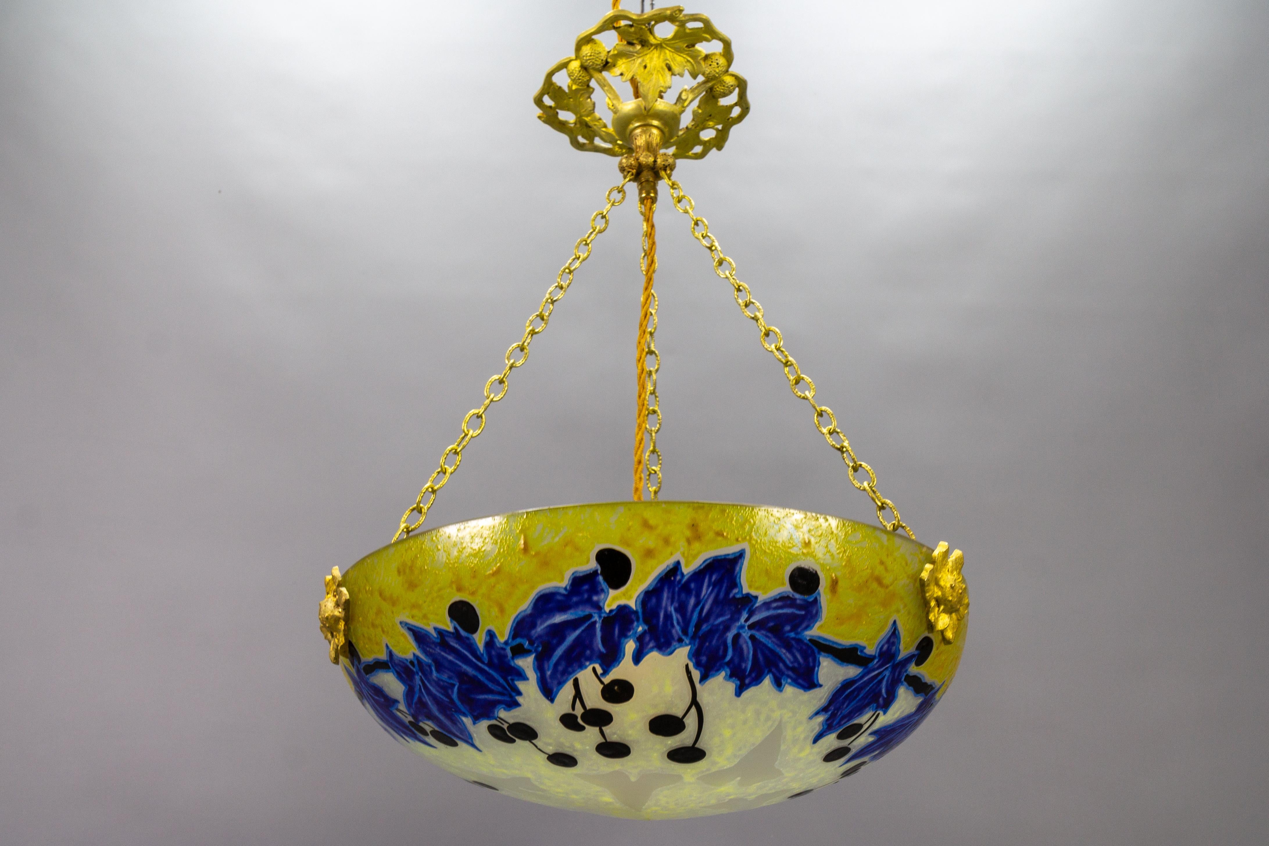 Lampe à suspension Art nouveau français avec motifs de lierre en verre jaune et bleu par Legras en vente 4