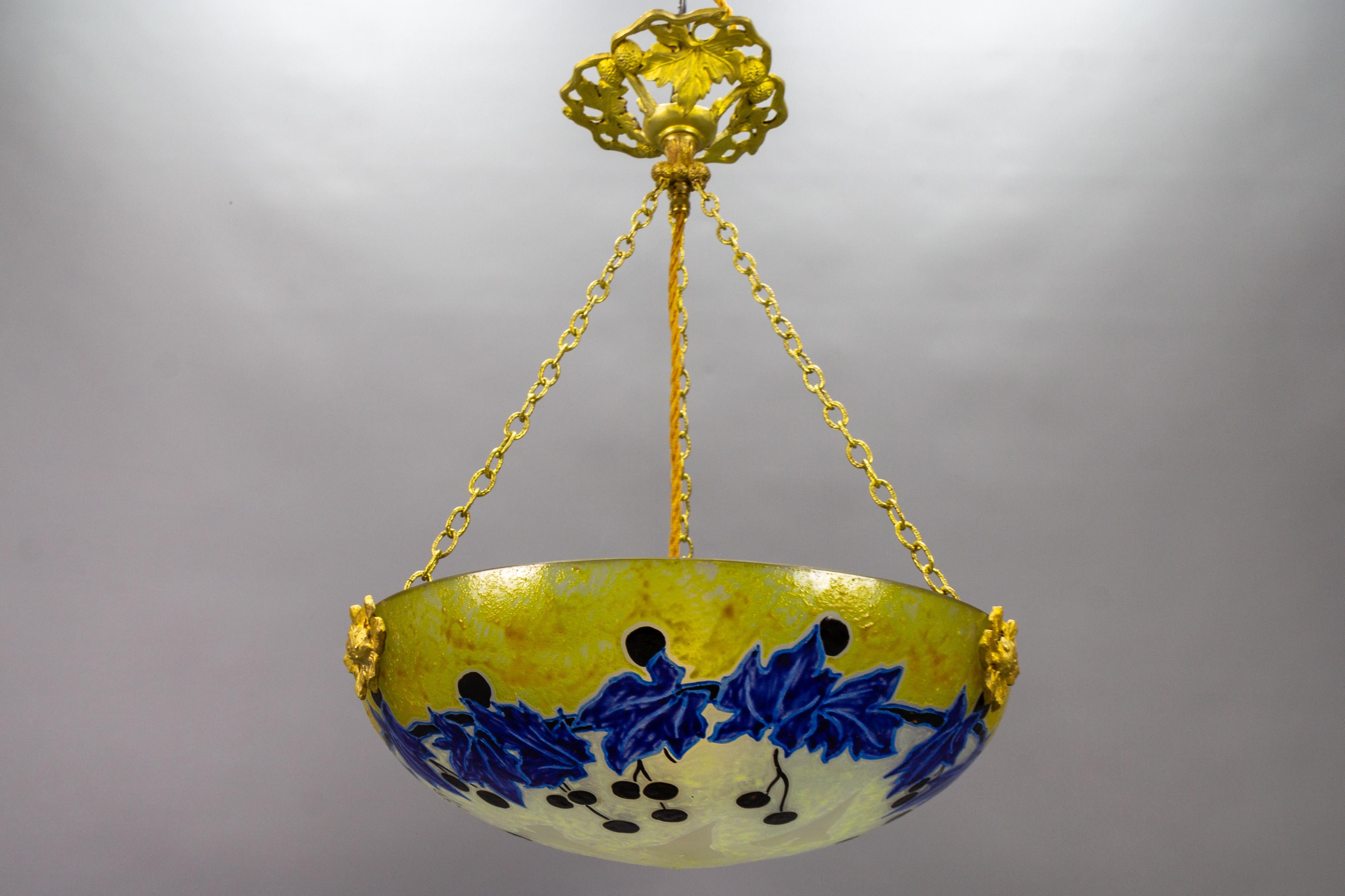 Lampe à suspension Art nouveau français avec motifs de lierre en verre jaune et bleu par Legras en vente 5