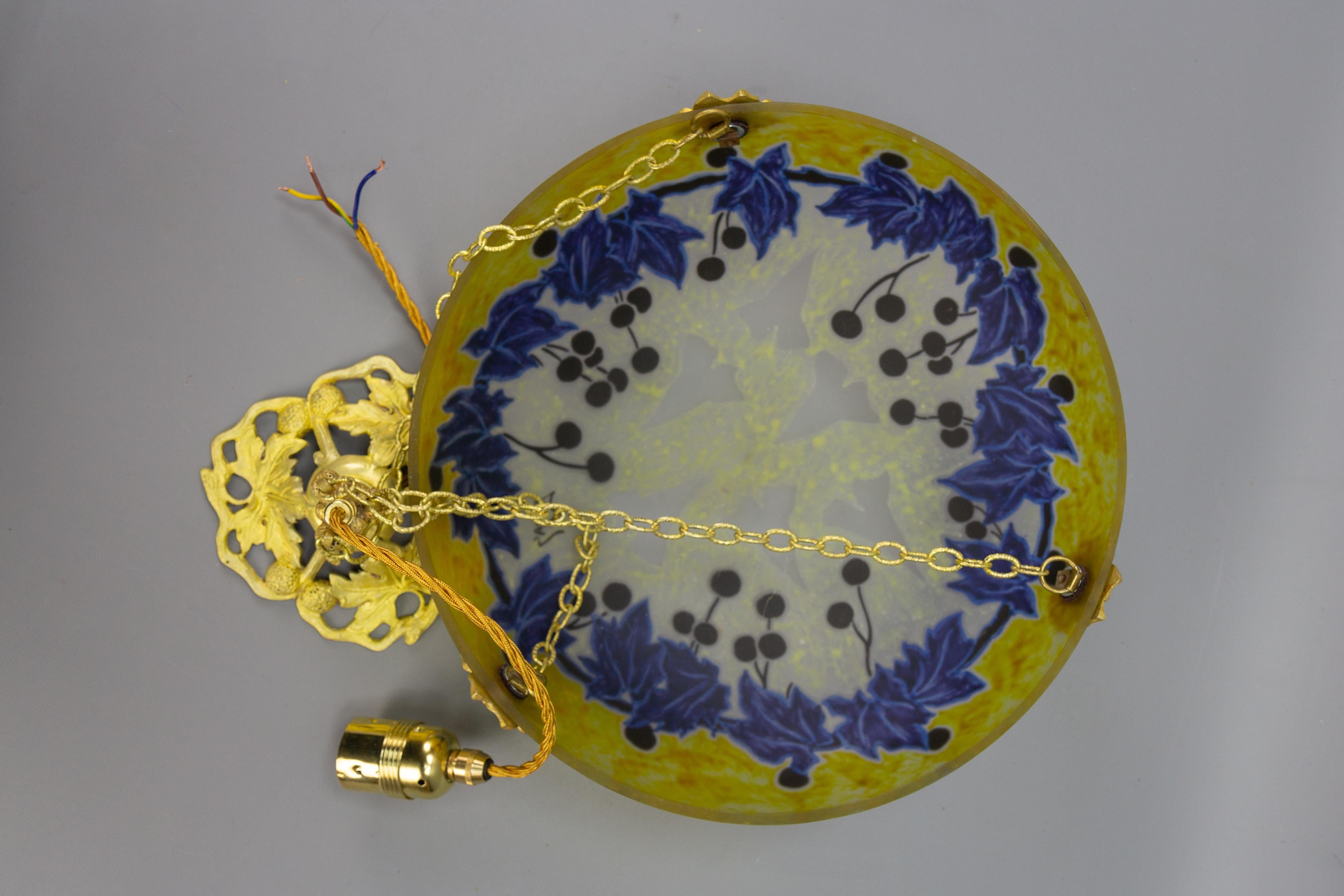 Lampe à suspension Art nouveau français avec motifs de lierre en verre jaune et bleu par Legras en vente 8