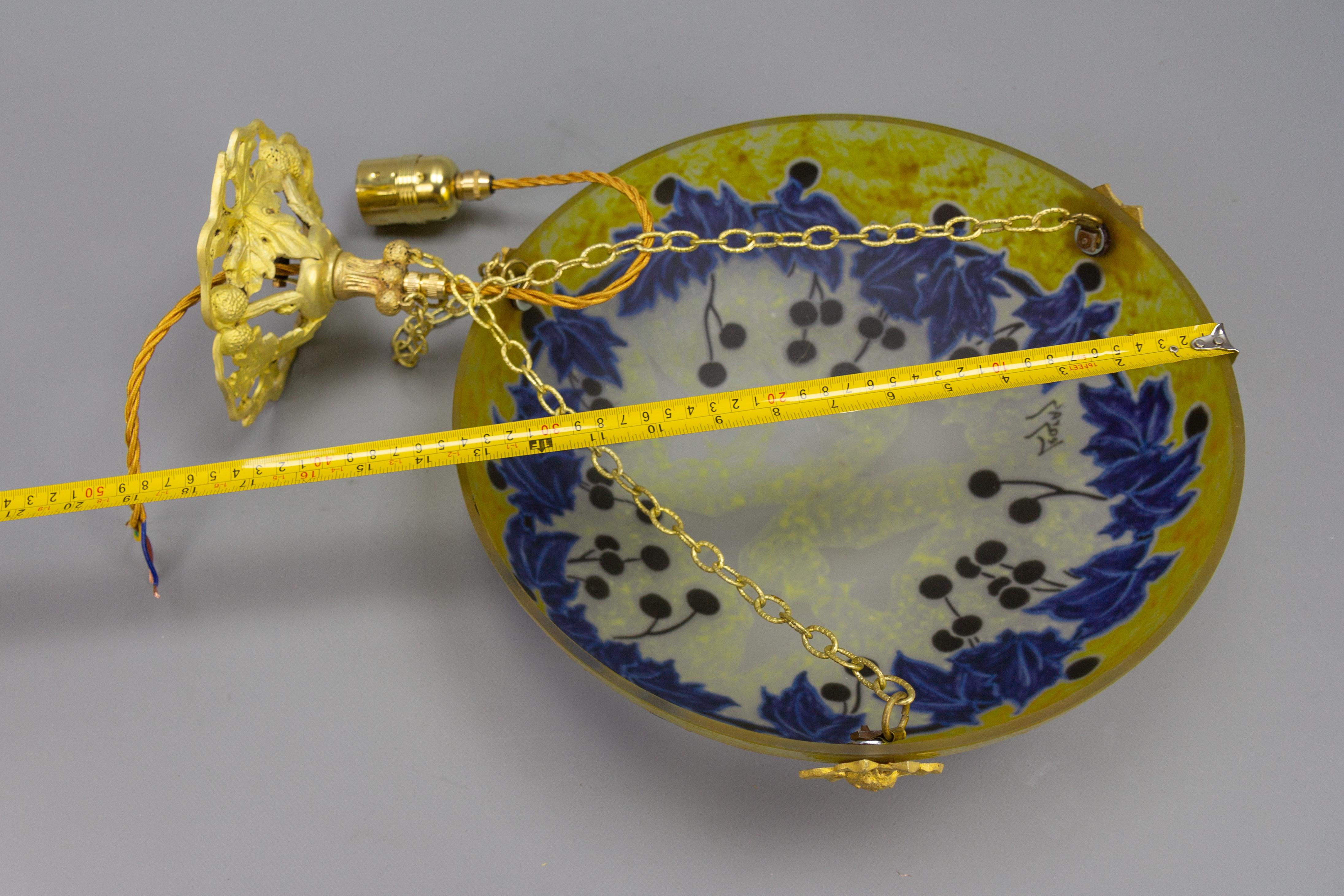 Lampe à suspension Art nouveau français avec motifs de lierre en verre jaune et bleu par Legras en vente 9