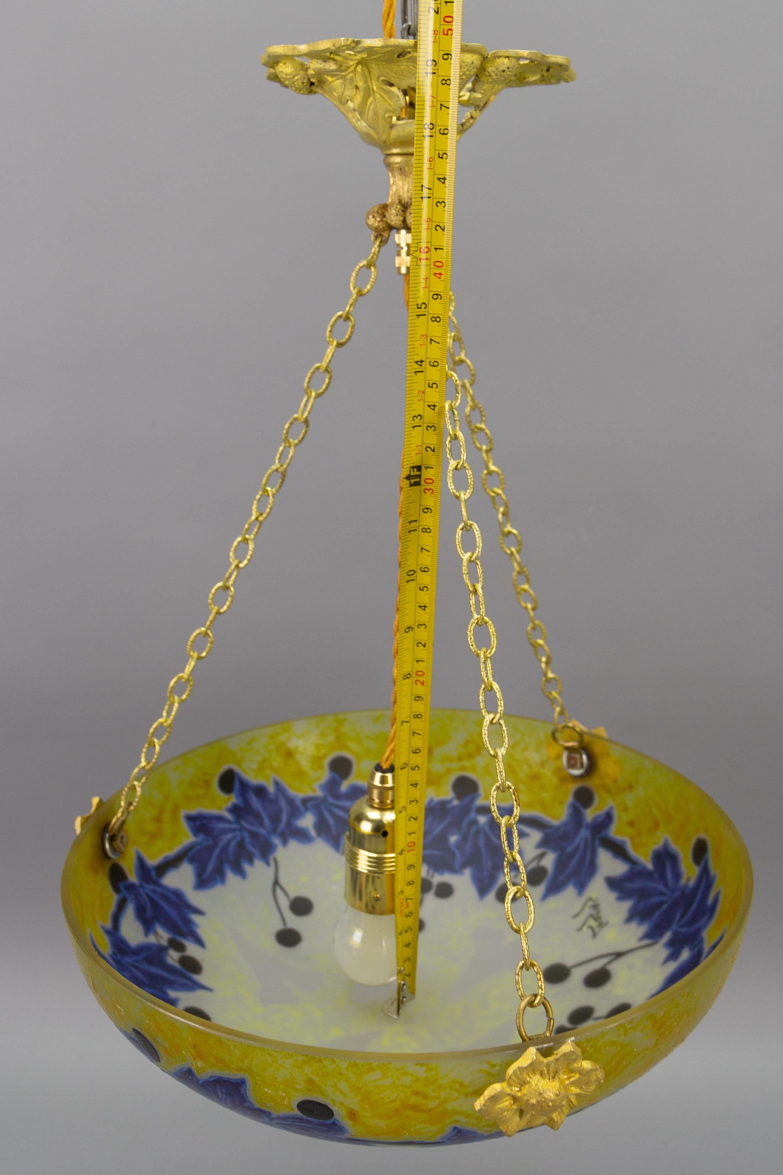 Lampe à suspension Art nouveau français avec motifs de lierre en verre jaune et bleu par Legras en vente 11