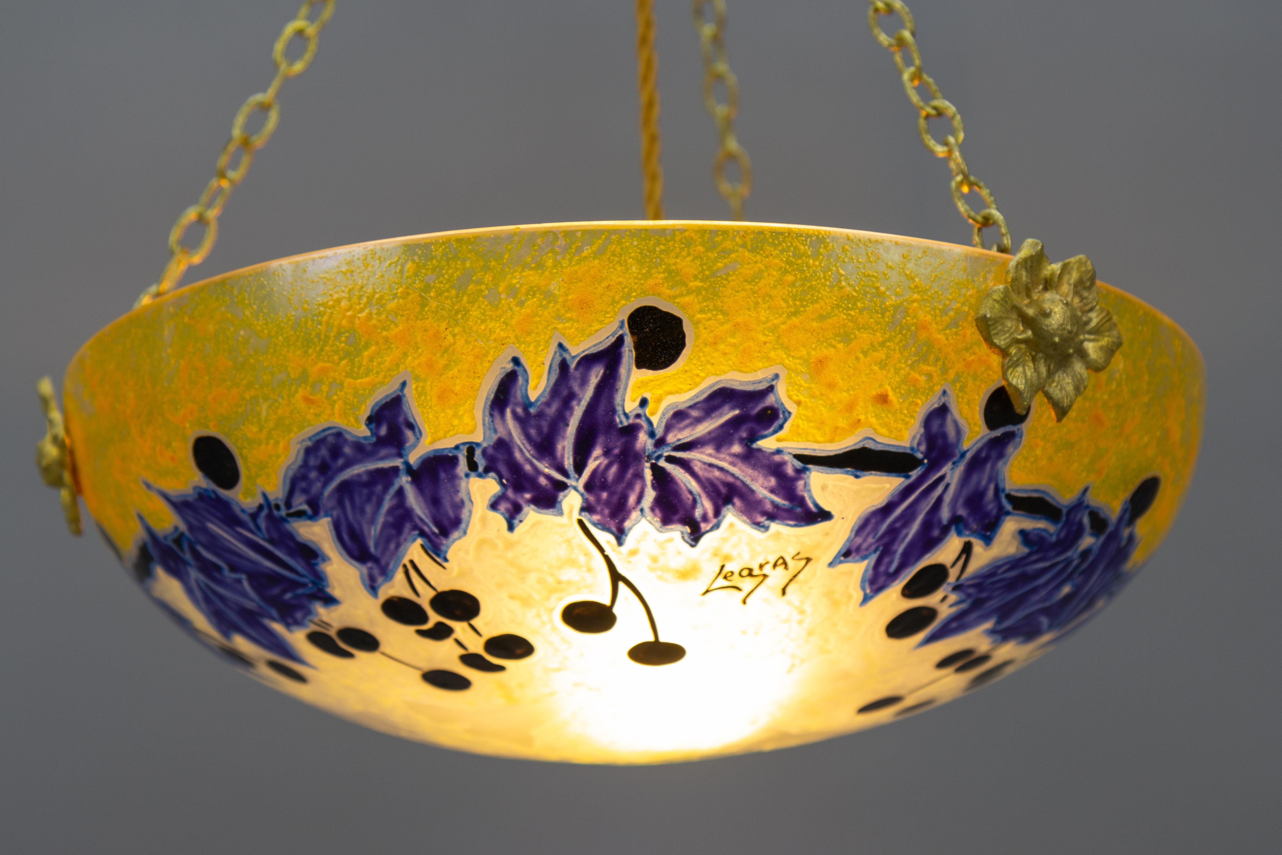 Peint à la main Lampe à suspension Art nouveau français avec motifs de lierre en verre jaune et bleu par Legras en vente