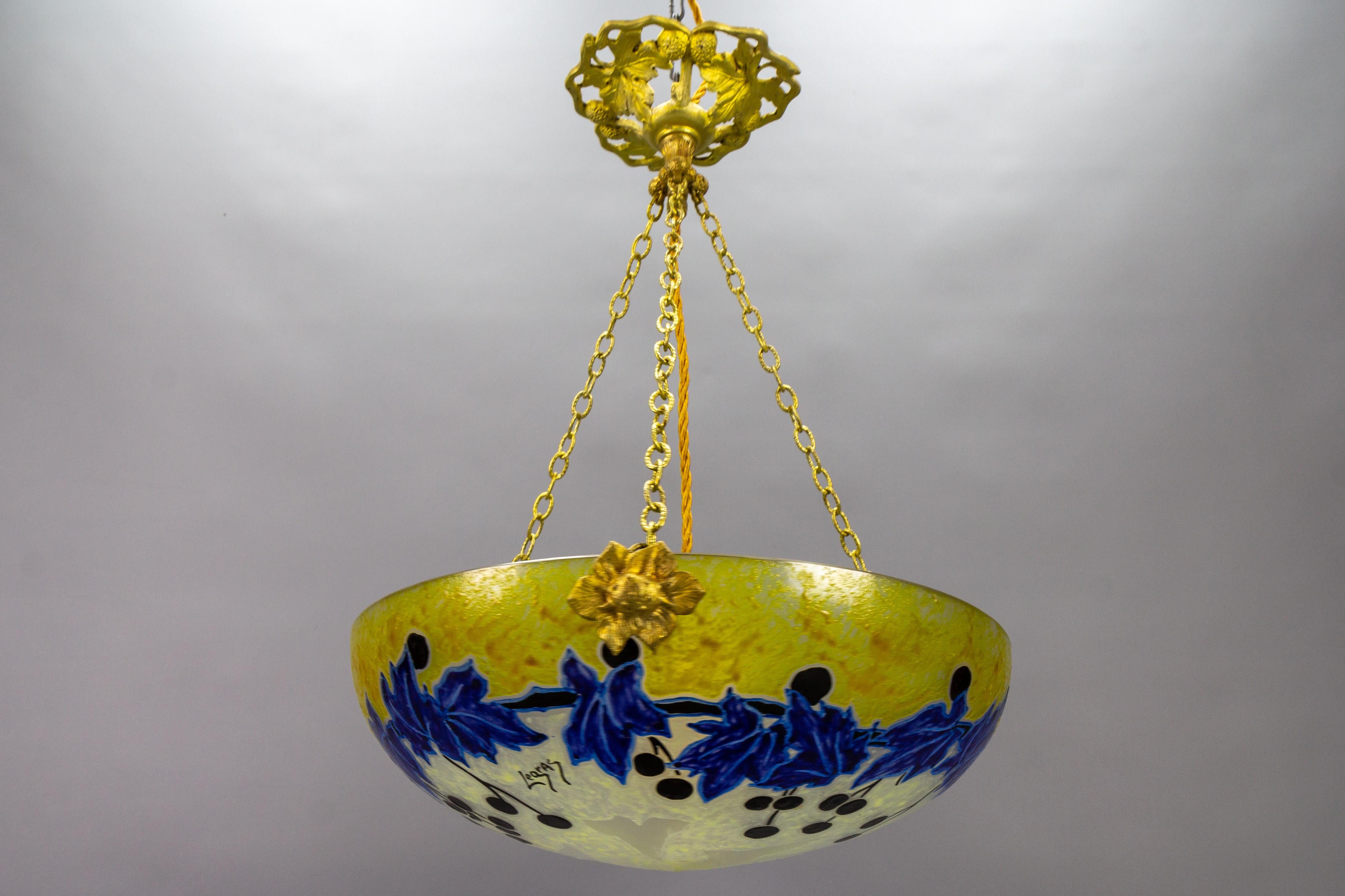 Bronze Lampe à suspension Art nouveau français avec motifs de lierre en verre jaune et bleu par Legras en vente