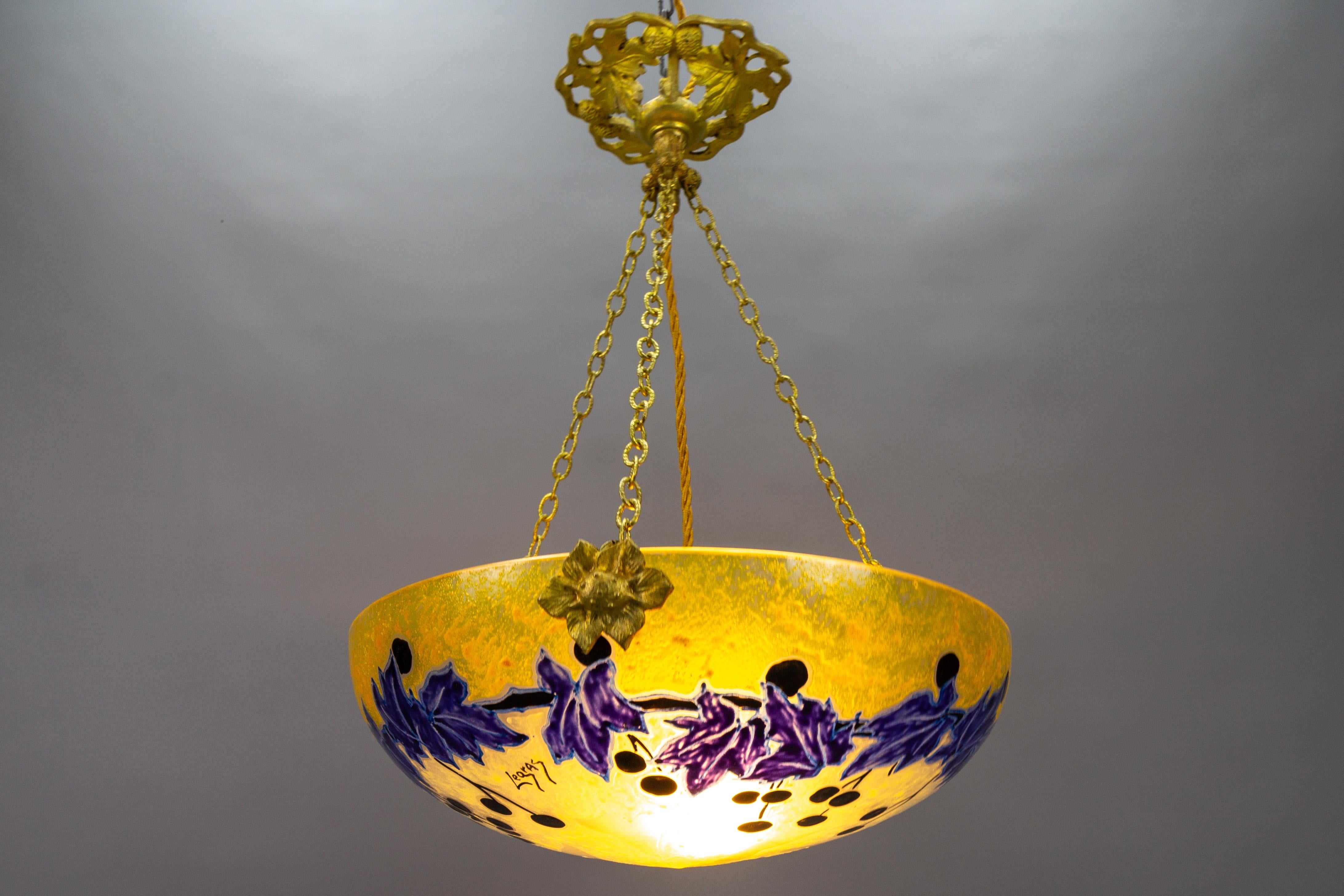 Lampe à suspension Art nouveau français avec motifs de lierre en verre jaune et bleu par Legras en vente 1