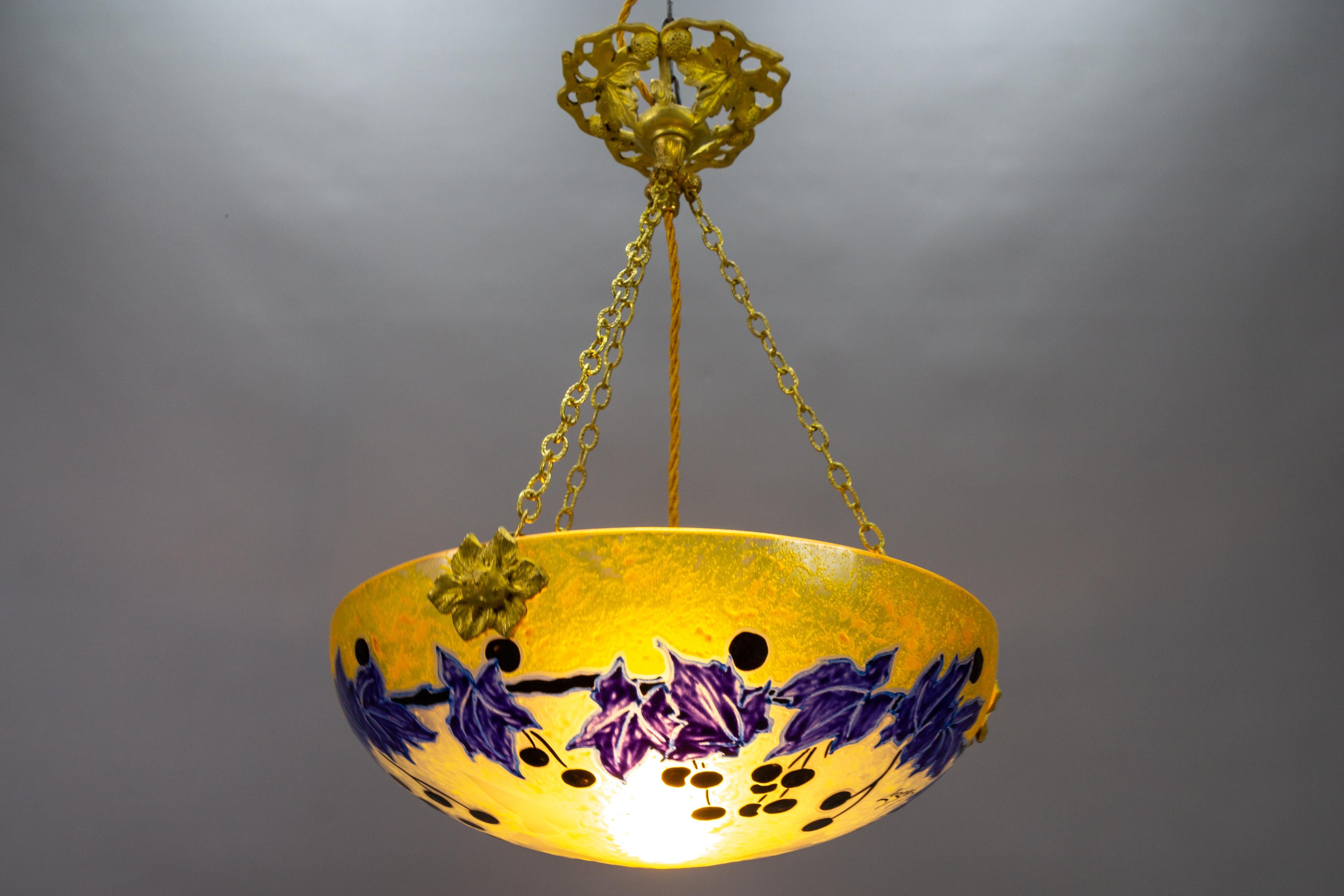 Lampe à suspension Art nouveau français avec motifs de lierre en verre jaune et bleu par Legras en vente 2