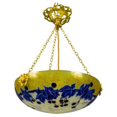 Lampe à suspension Art nouveau français avec motifs de lierre en verre jaune et bleu par Legras