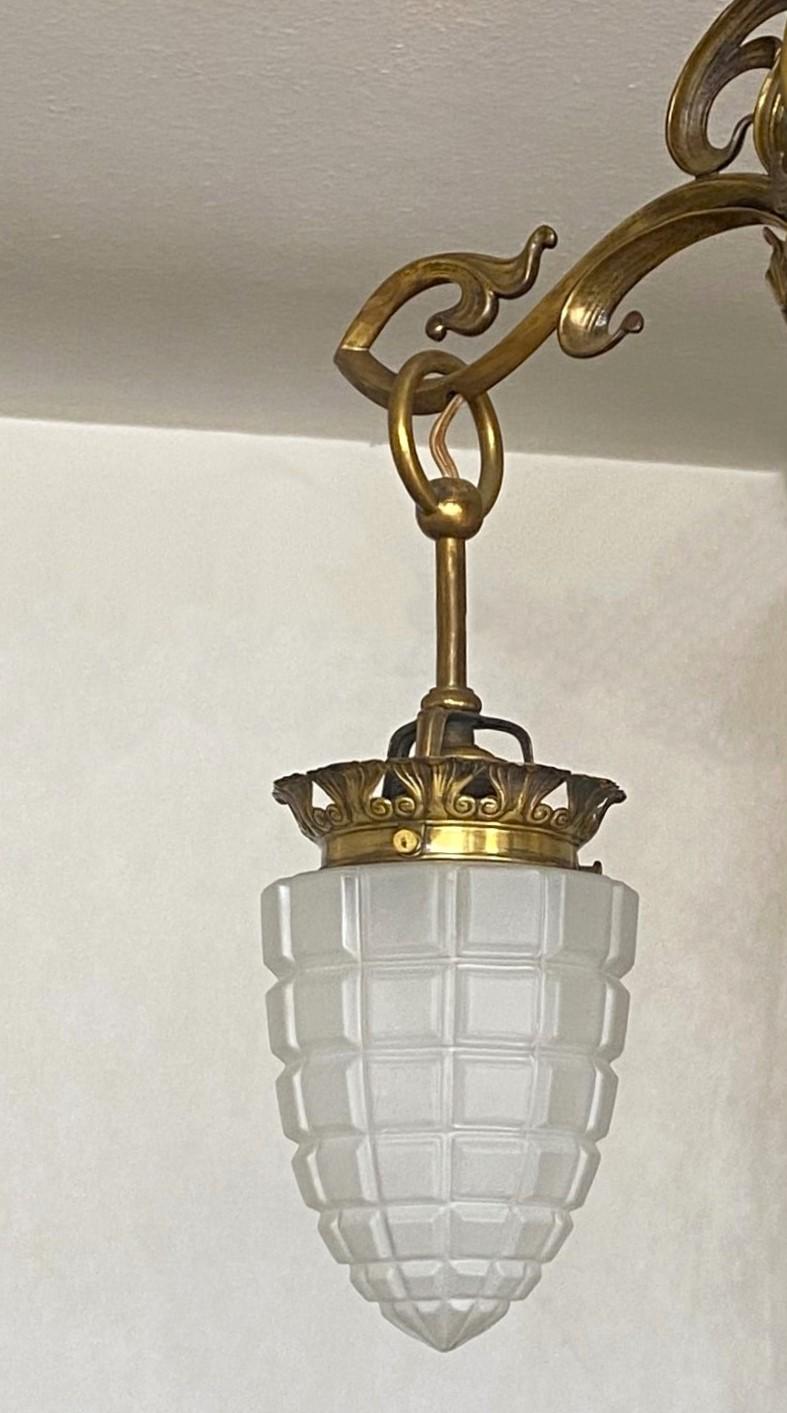 French Art Nouveau Period Jugendstil Brass Glass Four-Light Chandelier For Sale 9