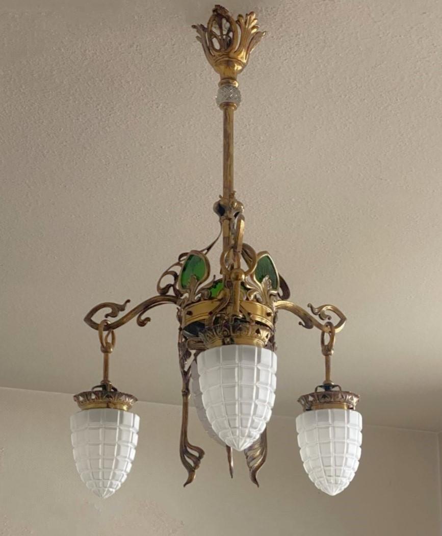 French Art Nouveau Period Jugendstil Brass Glass Four-Light Chandelier In Good Condition For Sale In Frankfurt am Main, DE