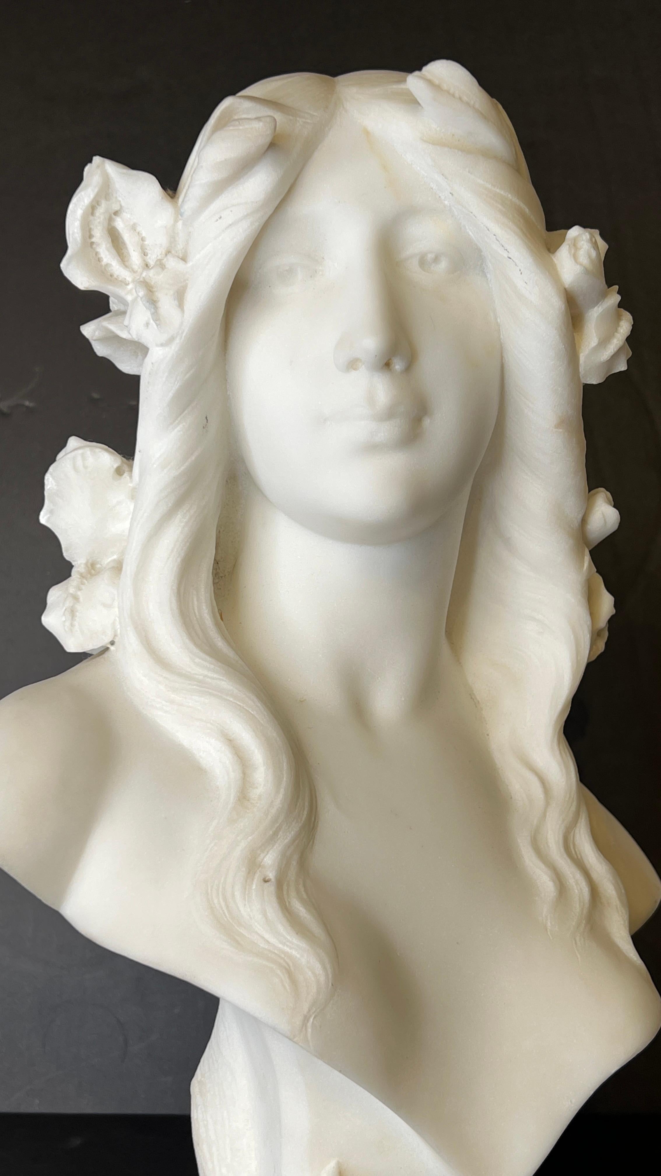 Buste de beauté féminine en marbre d'époque Art nouveau français en vente 3