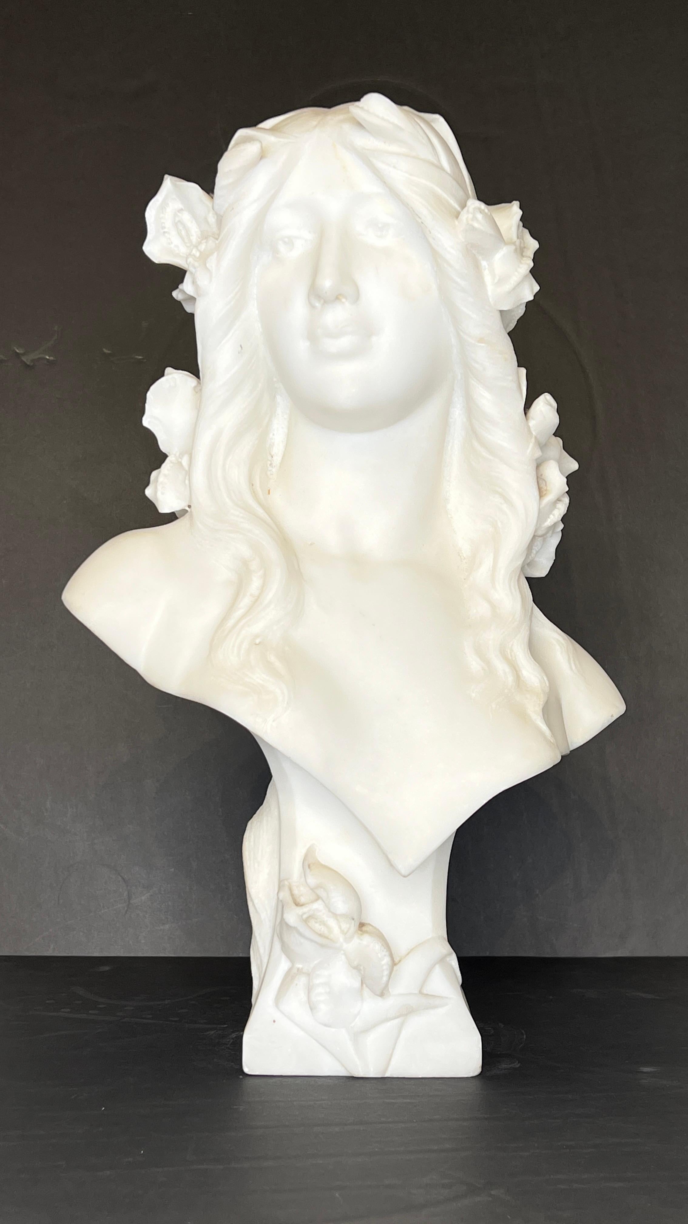 Buste de beauté féminine en marbre Art Nouveau.  Signé Proff Mattey.