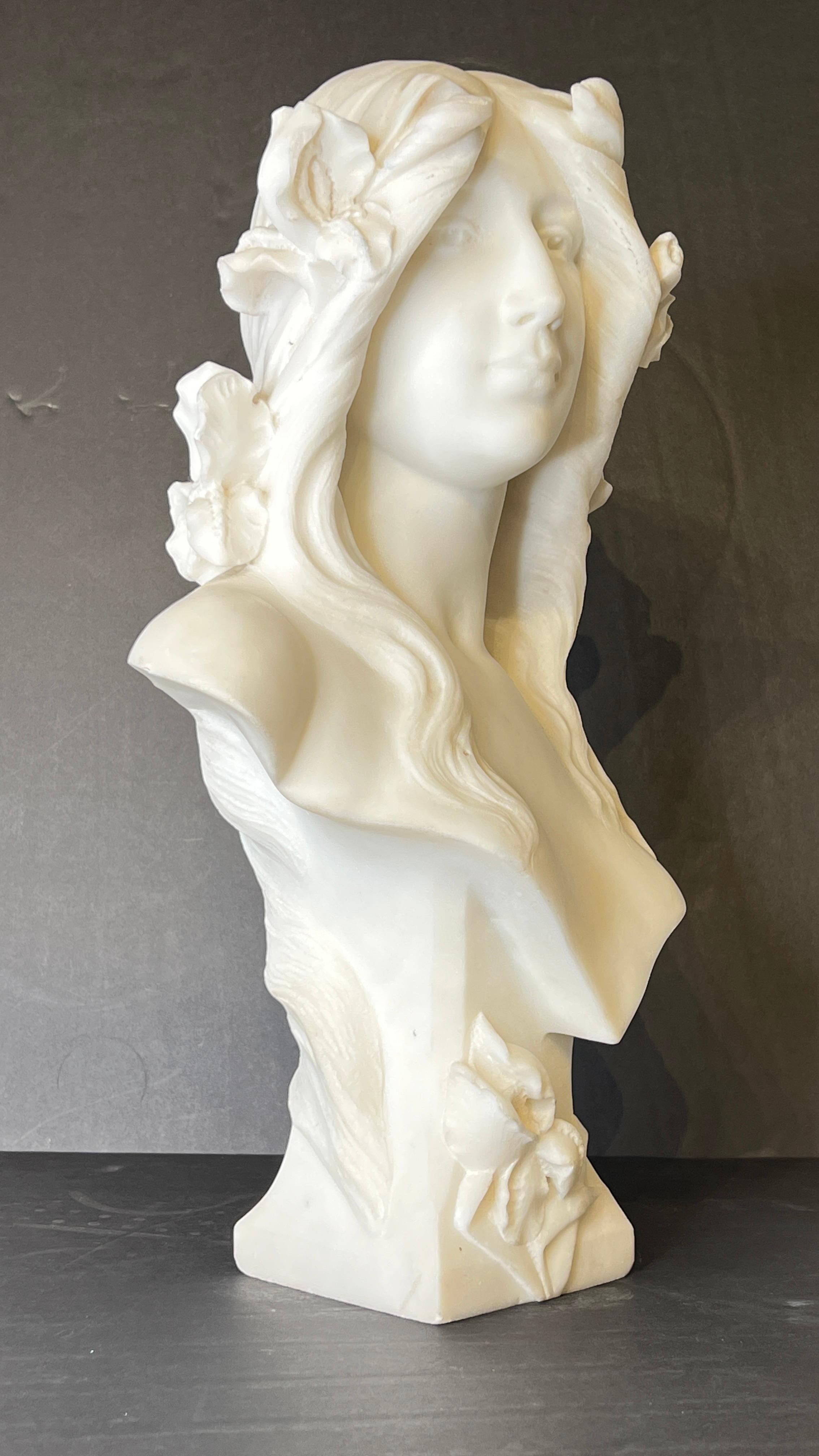 Sculpté à la main Buste de beauté féminine en marbre d'époque Art nouveau français en vente