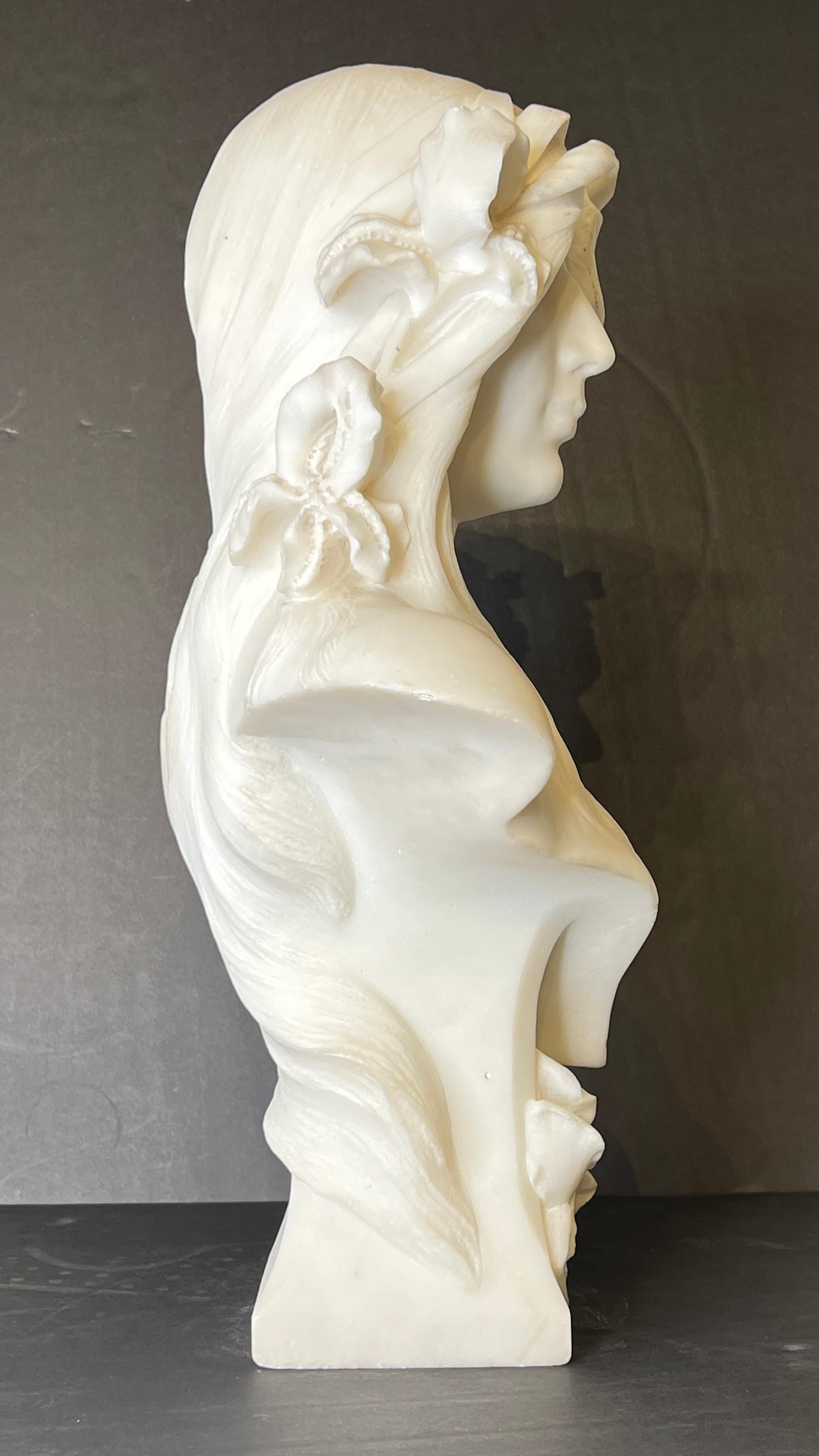 Französische Marmorbüste einer weiblichen Schönheit aus der Zeit des Jugendstils im Zustand „Gut“ im Angebot in New York, NY