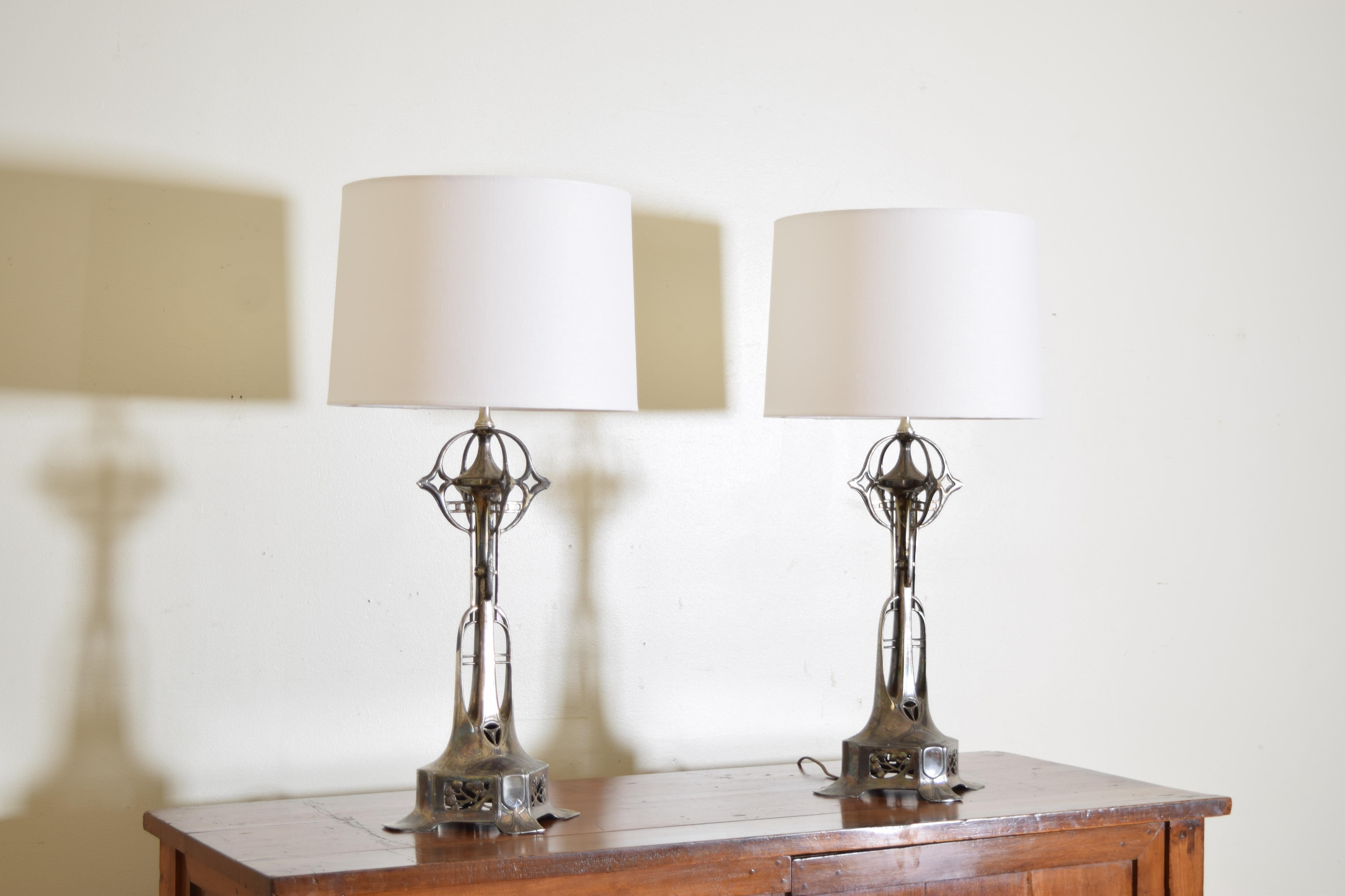 Français Paire de lampes de table d'époque Art nouveau français en métal argenté, fin du 19ème siècle en vente