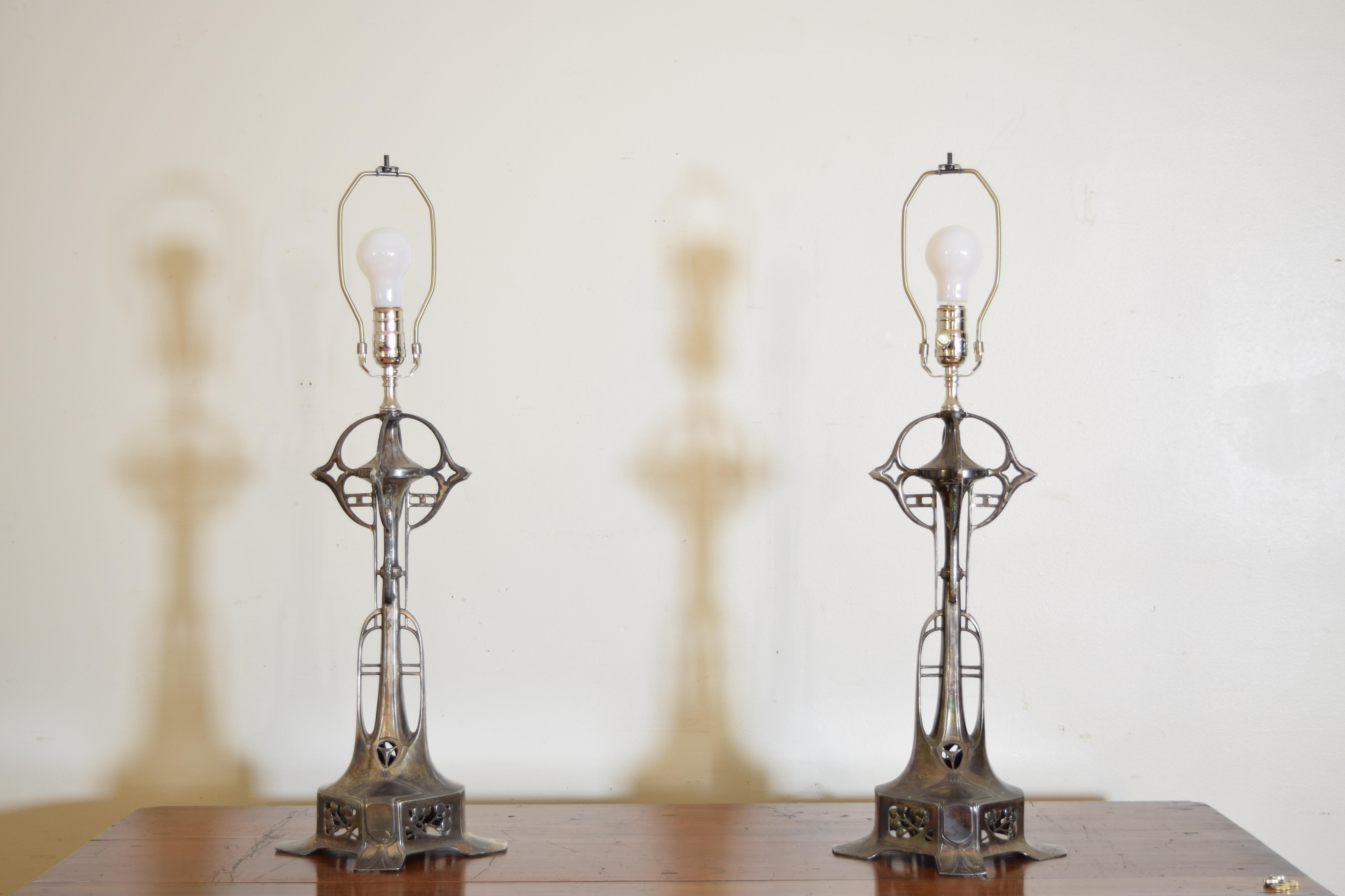 Paire de lampes de table d'époque Art nouveau français en métal argenté, fin du 19ème siècle Bon état - En vente à Atlanta, GA