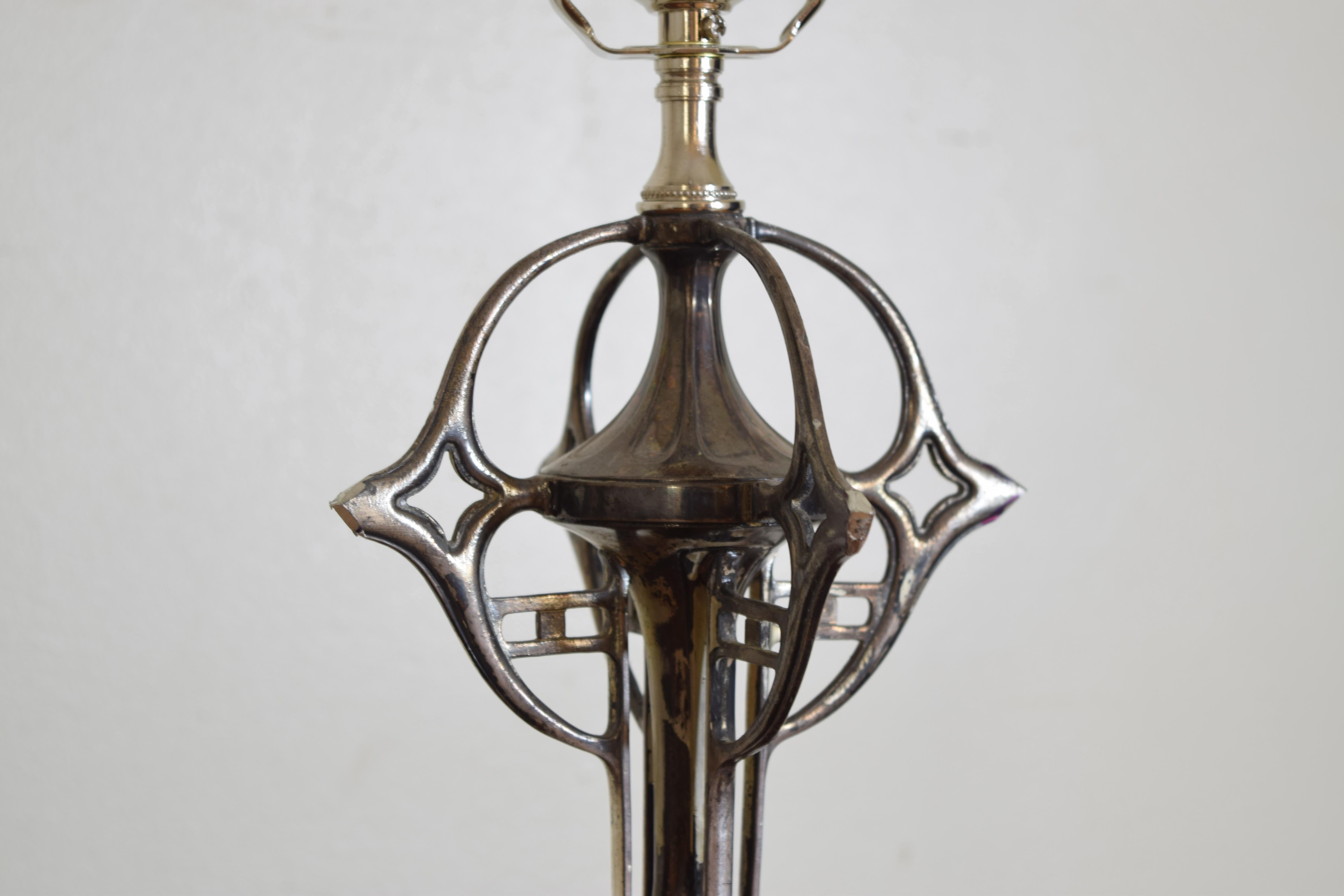 Fin du XIXe siècle Paire de lampes de table d'époque Art nouveau français en métal argenté, fin du 19ème siècle en vente