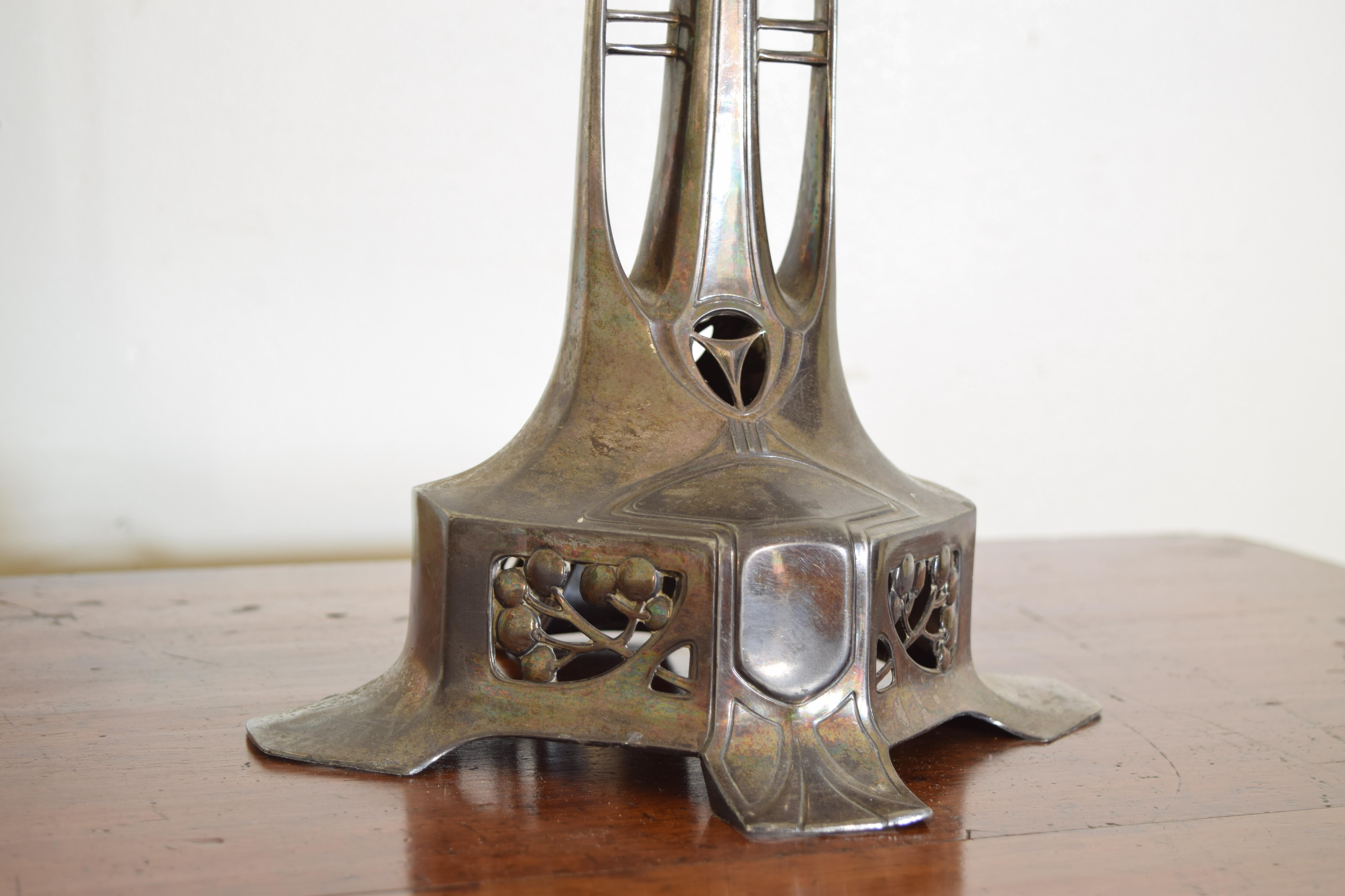 Métal Paire de lampes de table d'époque Art nouveau français en métal argenté, fin du 19ème siècle en vente