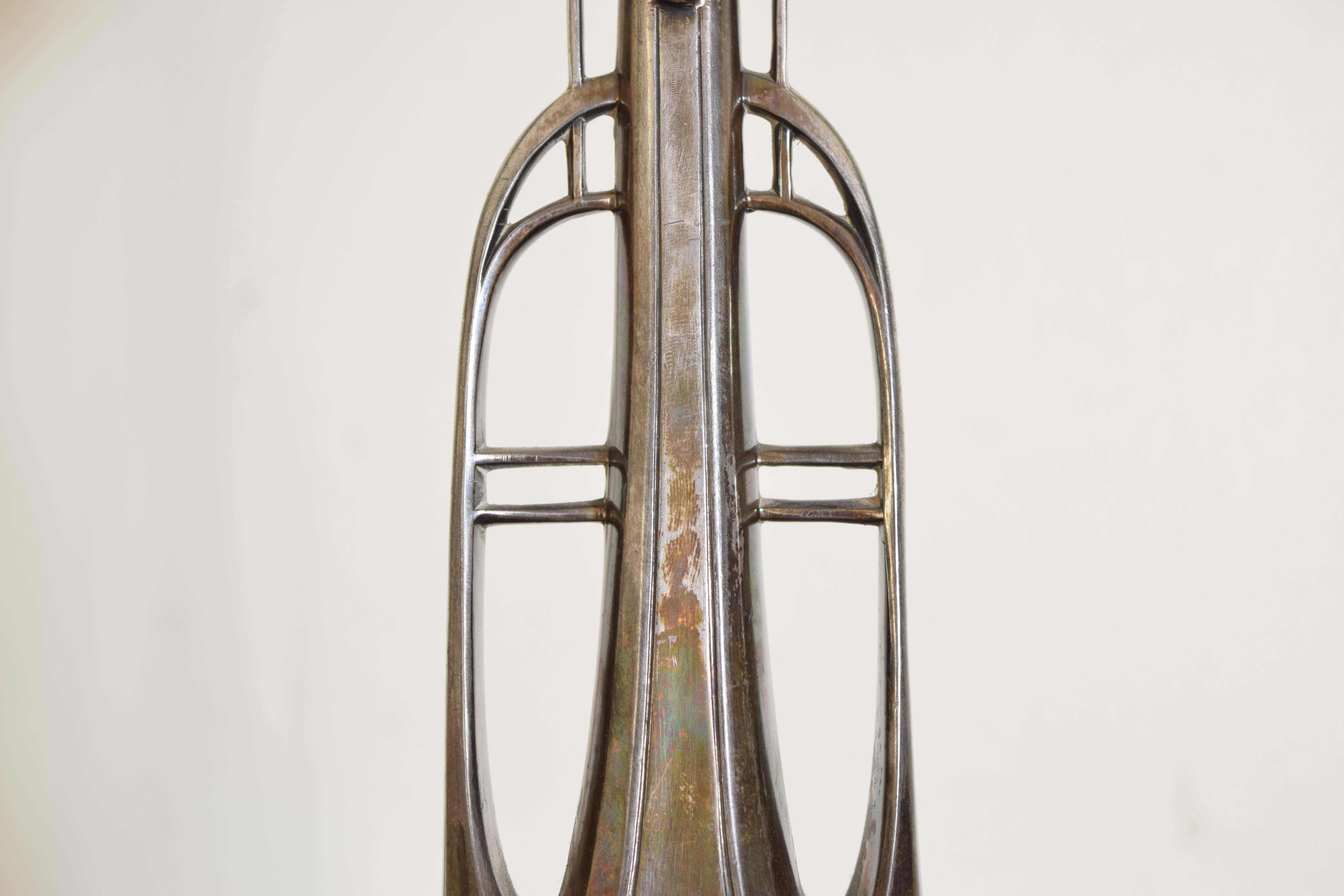 Paire de lampes de table d'époque Art nouveau français en métal argenté, fin du 19ème siècle en vente 1