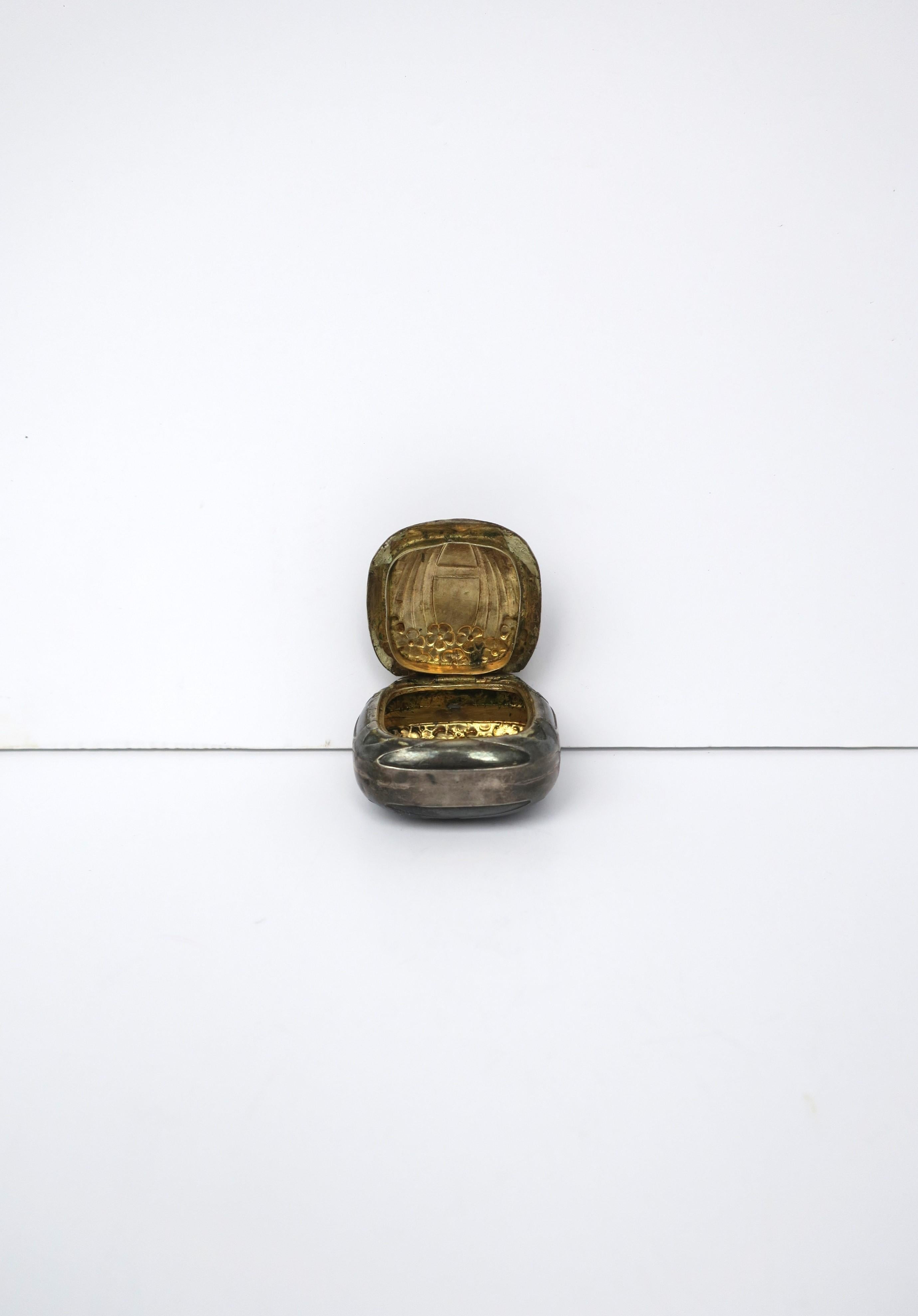 Argent sterling Boîte à pilules française d'époque Art nouveau en argent sterling en vente