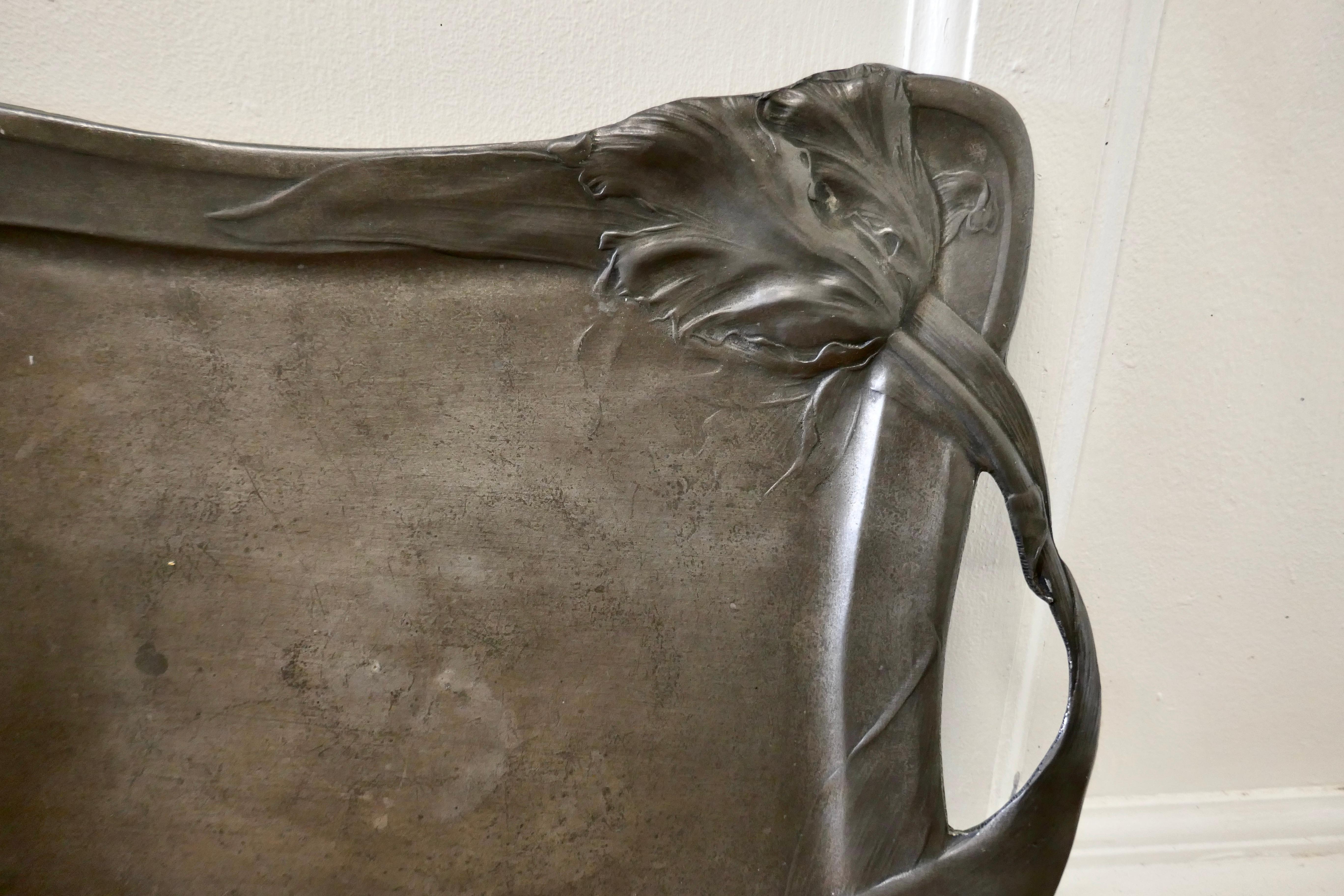 Bandeja de peltre Art Nouveau francesa siglo XIX en venta