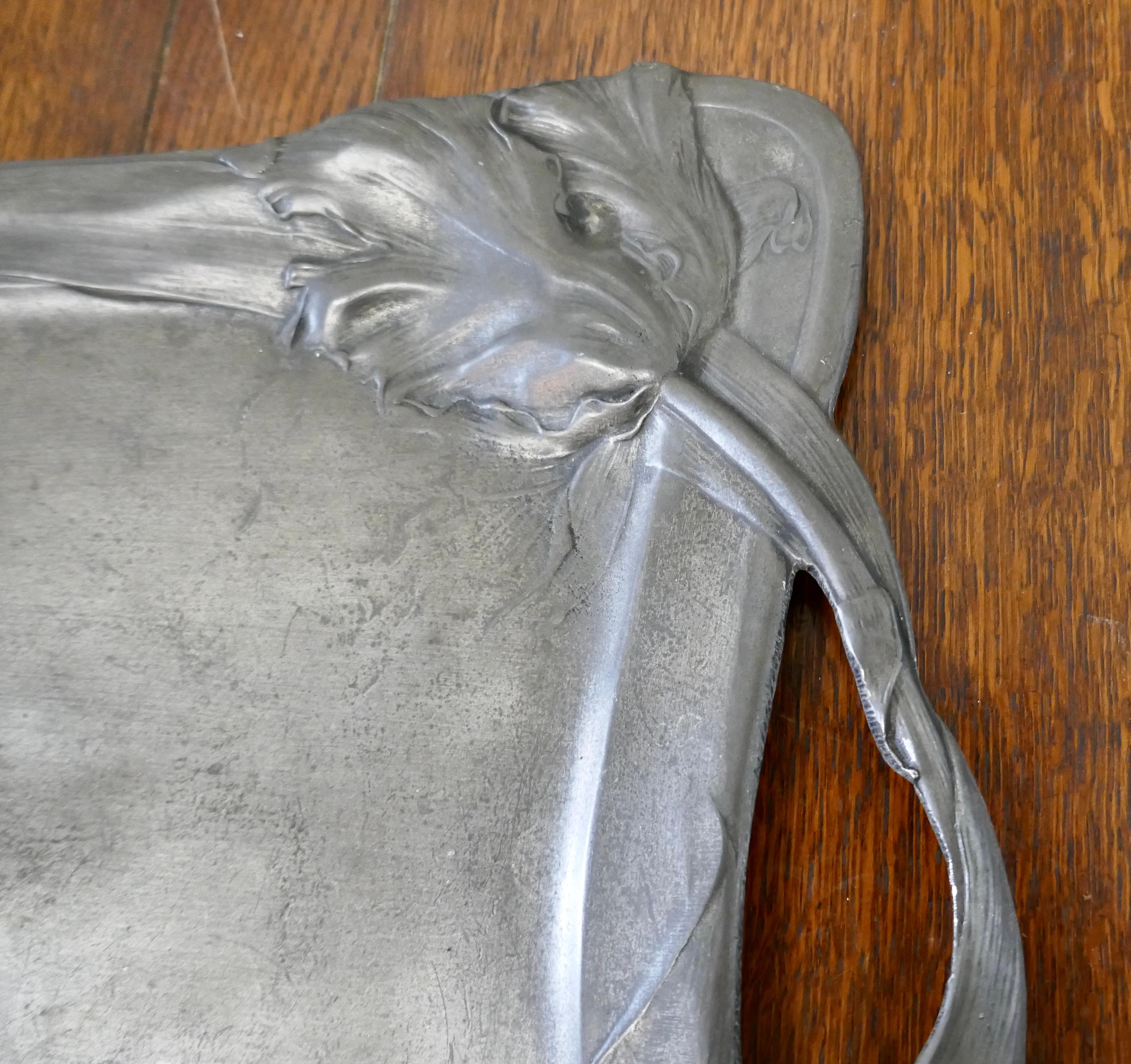 Bandeja de peltre Art Nouveau francesa en venta 1