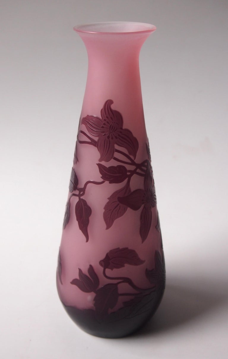 French Art Nouveau Pink and Purple Signed Emile Galle Cameo Vase, circa 1900 In Good Condition For Sale In London, GB