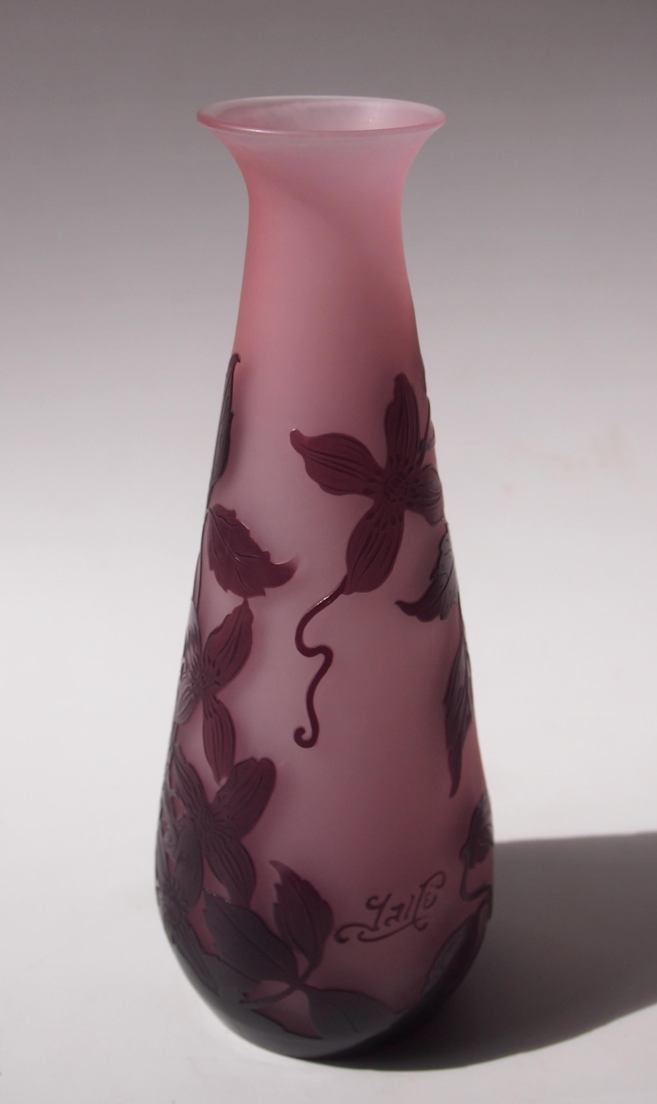 Vase en verre camée botanique signé Emile Galle, de style Art Nouveau, en violet sur rose, représentant des fleurs de clématites grimpantes, circa 1920 (Provost MkV, voir la dernière image pour la datation). Emile Galle est probablement le plus