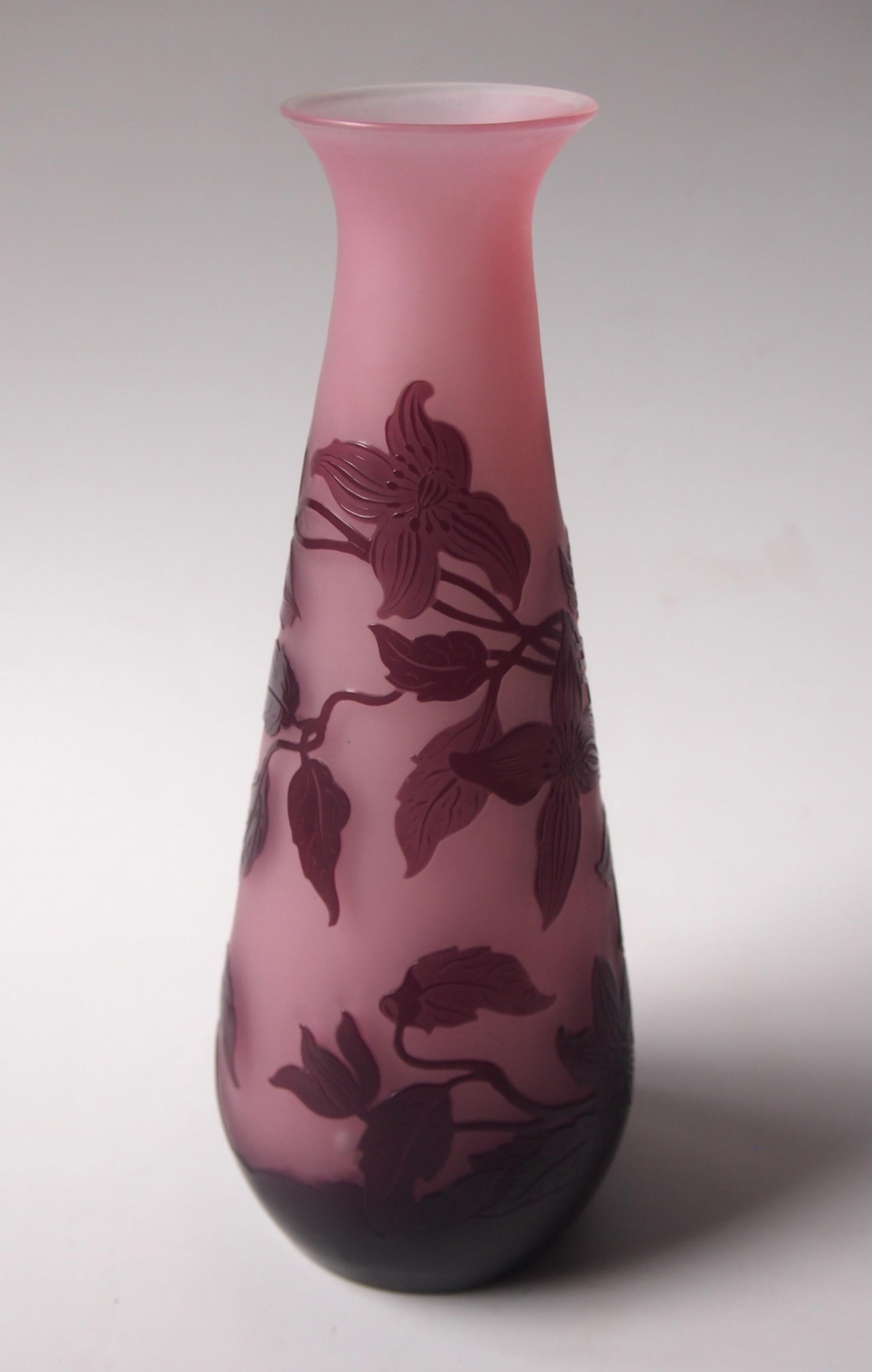 French Art Nouveau Pink and Purple Signed Emile Galle Cameo Vase, circa 1920 In Good Condition For Sale In Worcester Park, GB