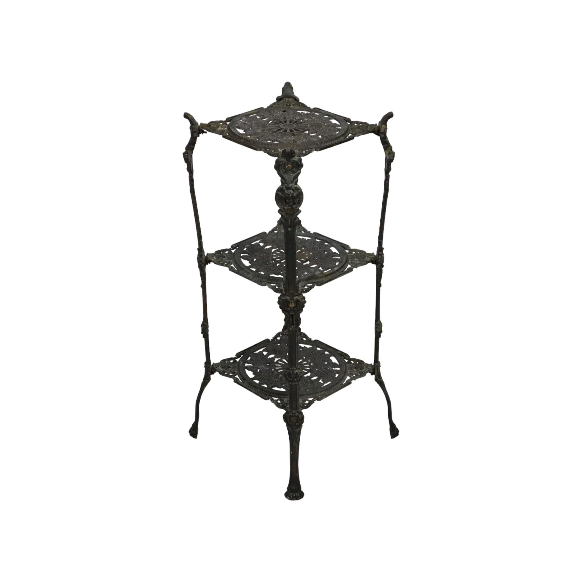 Table à plantes, étagère à 3 niveaux, faite à l'origine pour être utilisée près d'une cheminée ou d'un poêle pour y poser des pots chauds, mais aujourd'hui elle peut parfaitement servir de support à des plantes, objet ancien en bronze artificiel, un