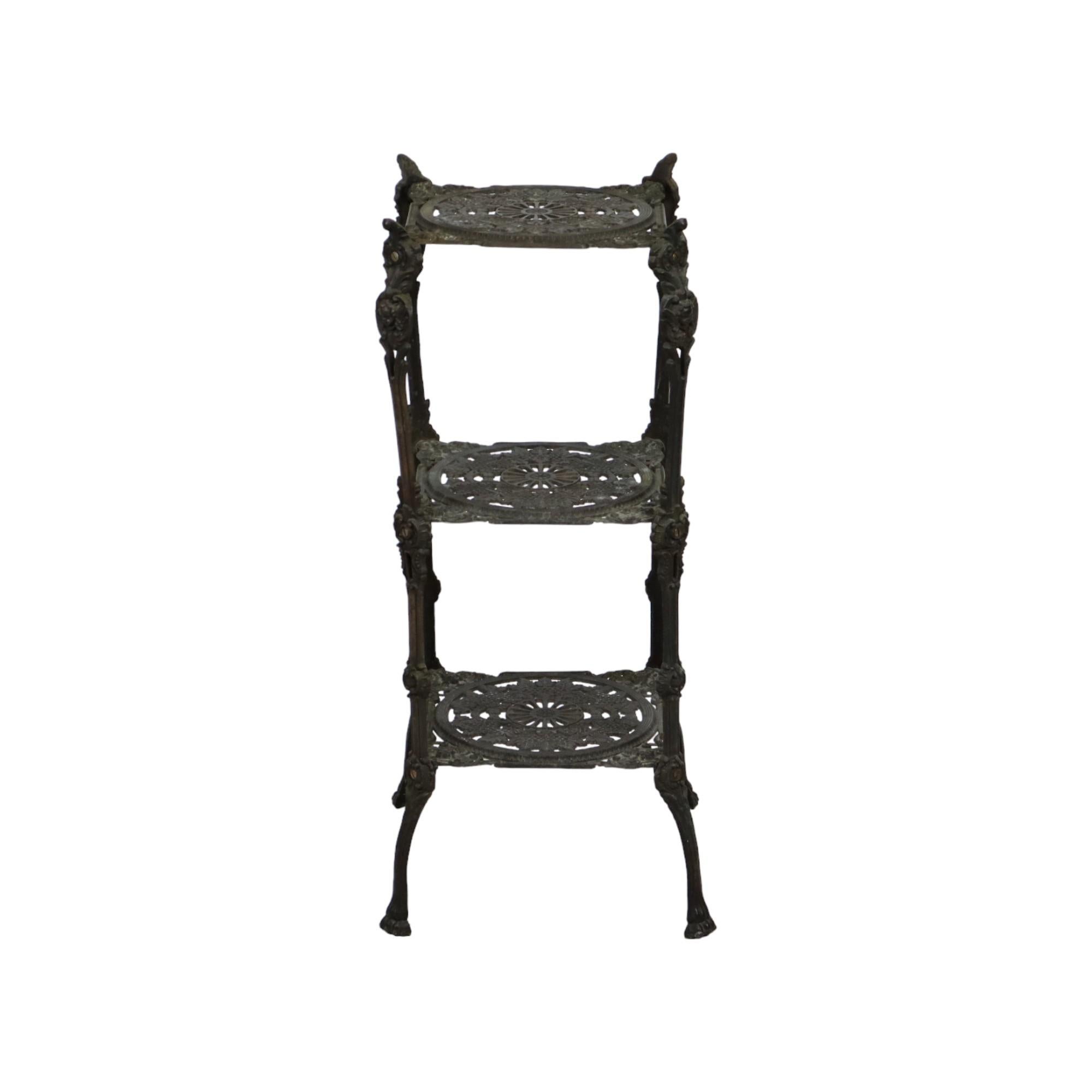 Art nouveau Table à plantes Art Nouveau Etagere Artificiel Bronze Antique circa 1900 en vente