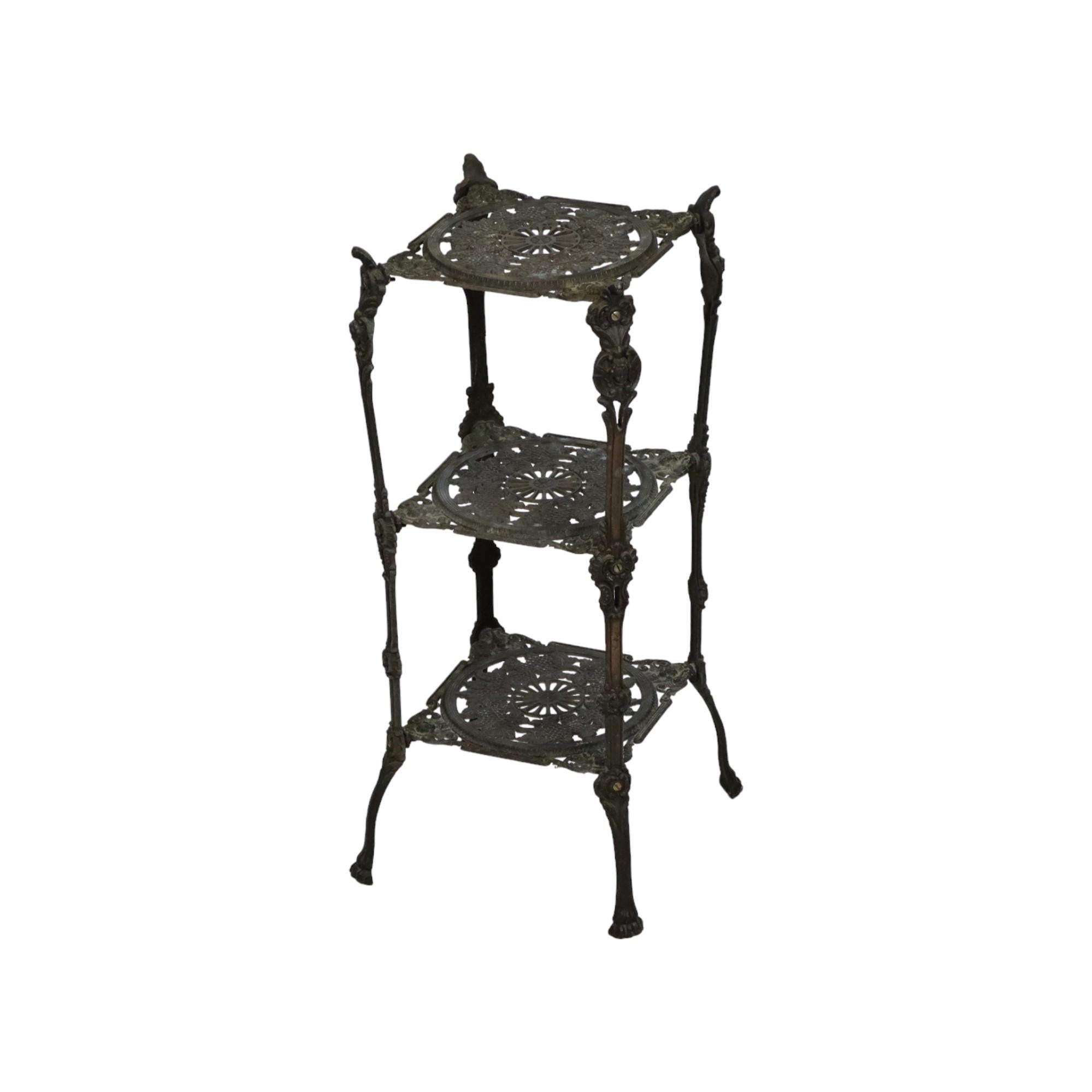 Français Table à plantes Art Nouveau Etagere Artificiel Bronze Antique circa 1900 en vente