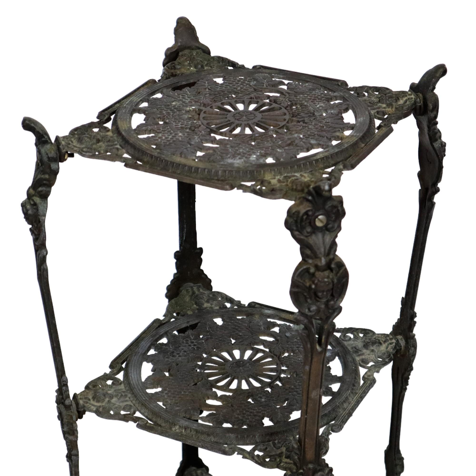 Moulage Table à plantes Art Nouveau Etagere Artificiel Bronze Antique circa 1900 en vente