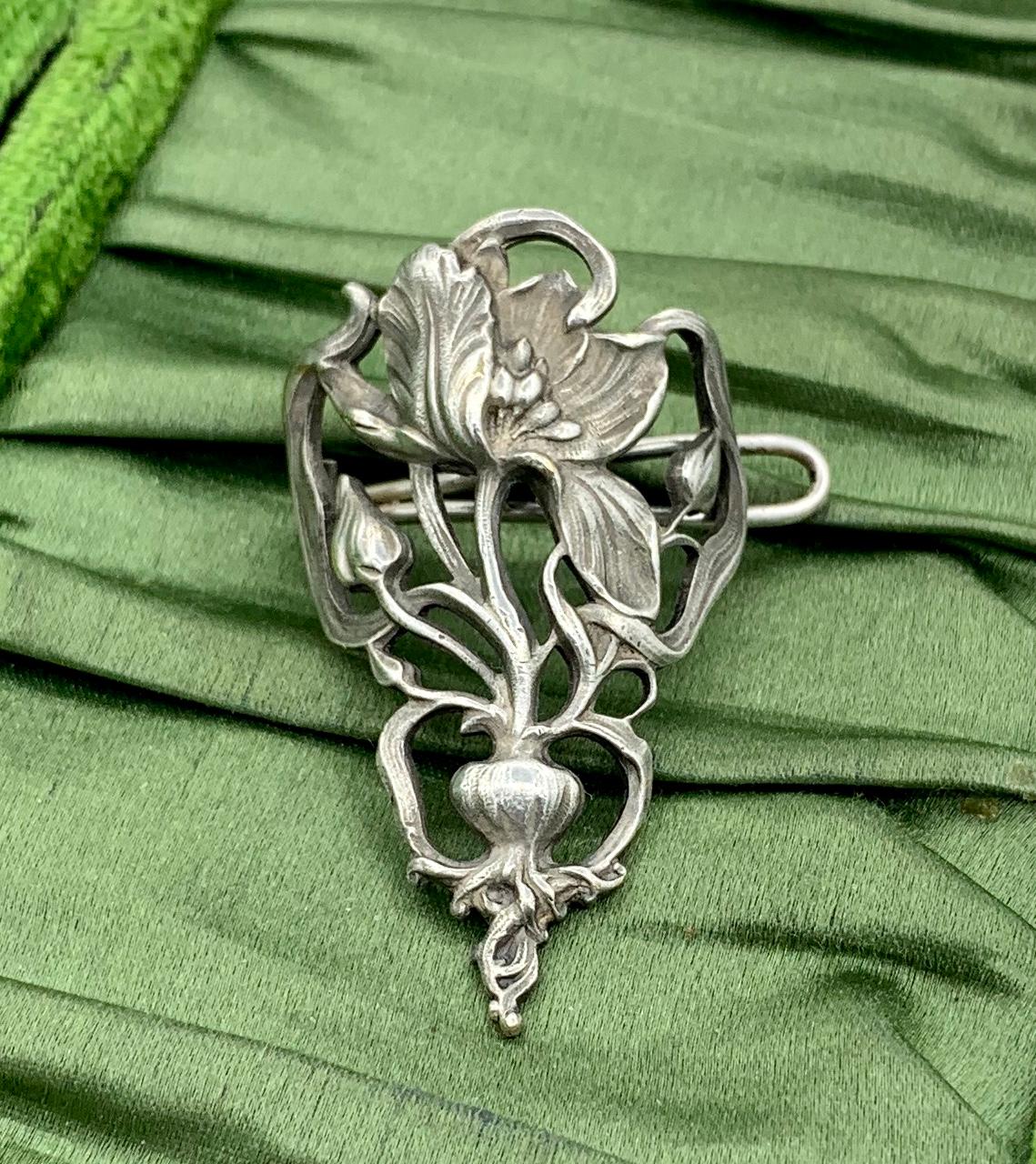 THIS IS A GORGEOUS FRENCH ART NOUVEAU SCARF PIN BROOCH IN SILVER WITH A BEAUTIFUL OPEN WORK REPOUSSE DESIGN OF A POPPY FLOWER WITH STUNNING LEAF, BUD AND SCROLLING FLOWER MOTIFS.
This is just an elegant antique silver poppy flower motif scarf brooch