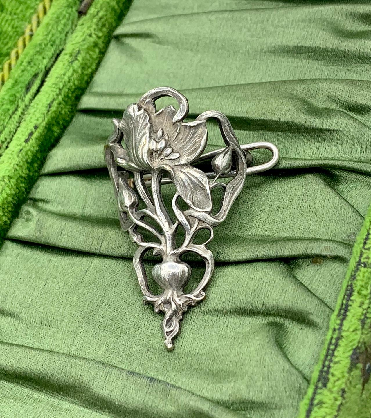 French Art Nouveau Poppy Flower Scarf Brooch Pin Silver Antique, 1900 In Excellent Condition For Sale In New York, NY