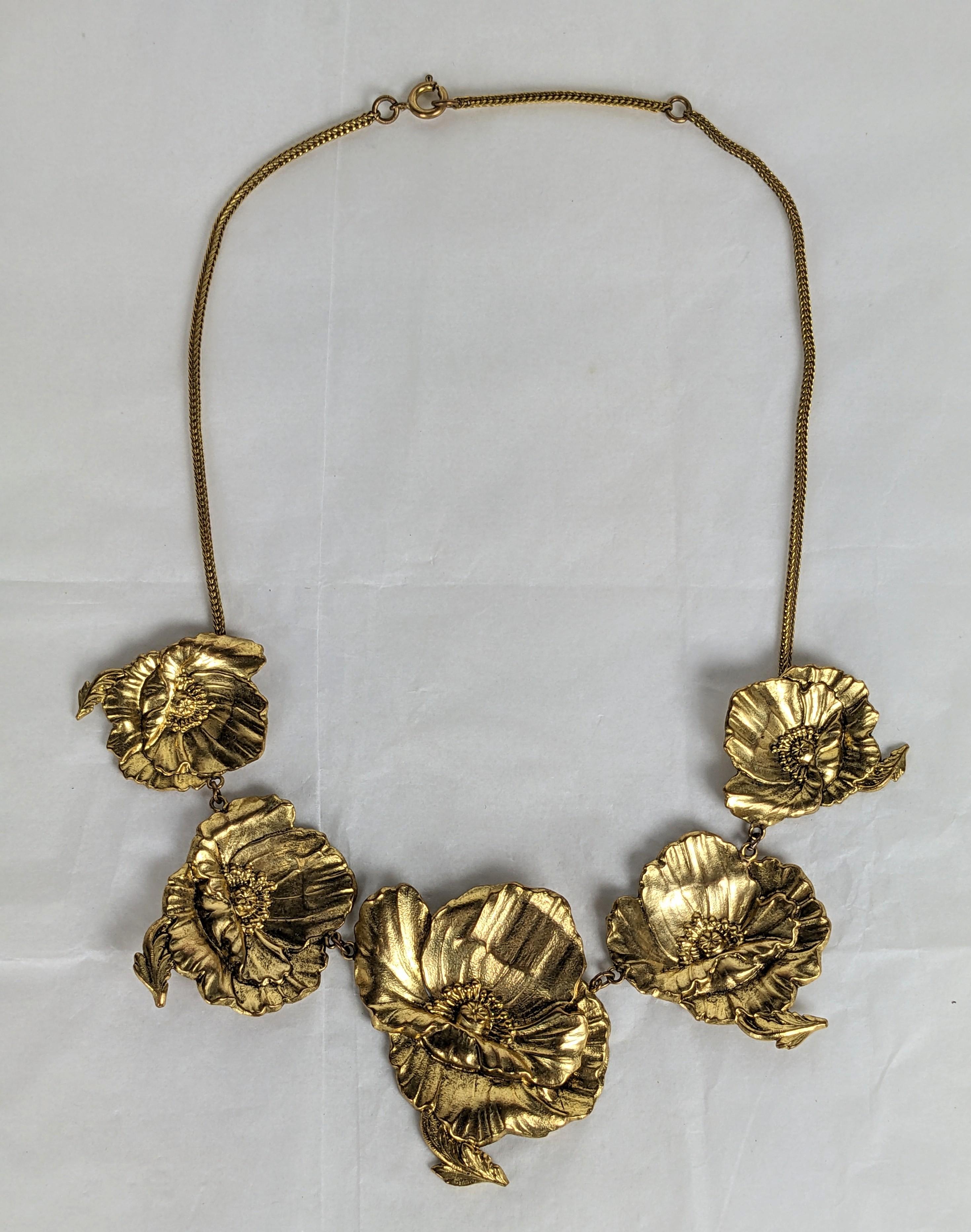 Collier de coquelicots Art Nouveau français en métal doré vers 1910. Des estampilles de coquelicots de taille graduelle sont utilisées comme maillons sur la chaîne en renard doré. Le dos est muni d'un anneau de saut supplémentaire qui permet de