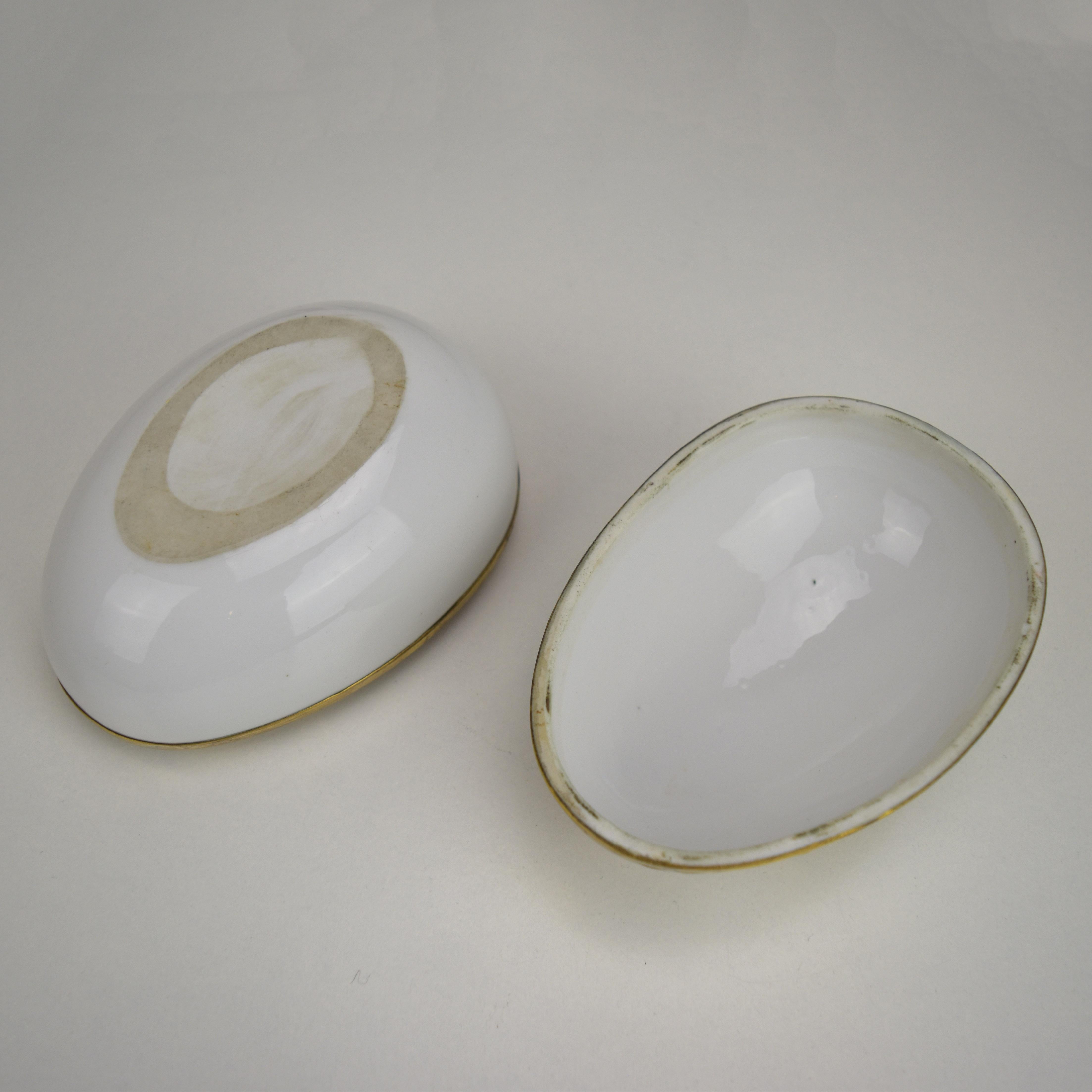 French Art Nouveau Porcelain Egg Box w. Gilt Bronze Ormolu Mounting For Sale 5