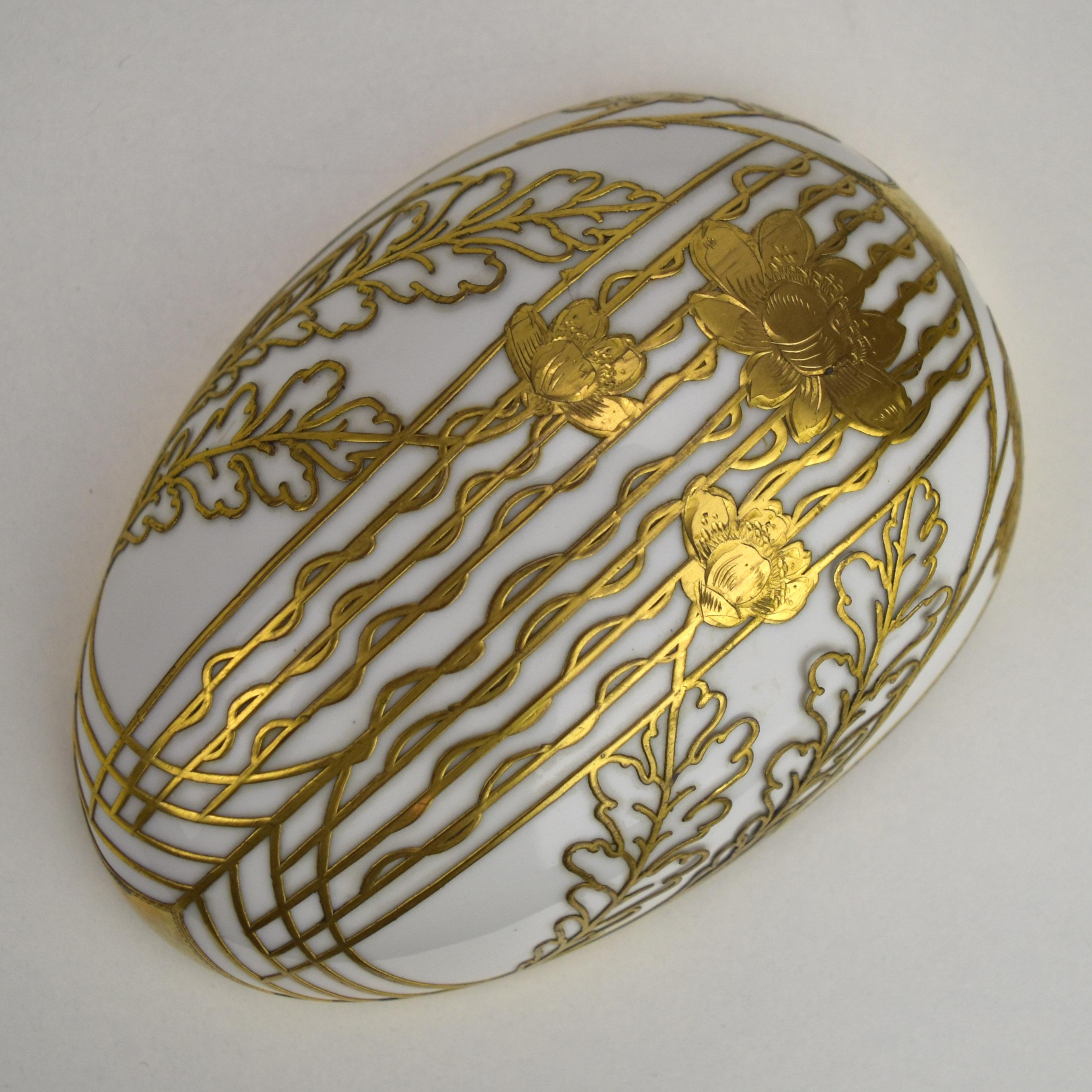 French Art Nouveau Porcelain Egg Box w. Gilt Bronze Ormolu Mounting For Sale 7
