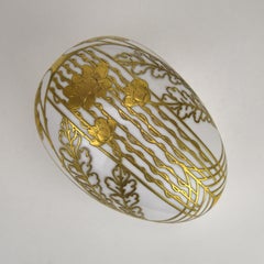 Scatola per uova in porcellana francese Art Nouveau con. Montaggio in bronzo dorato Ormolu