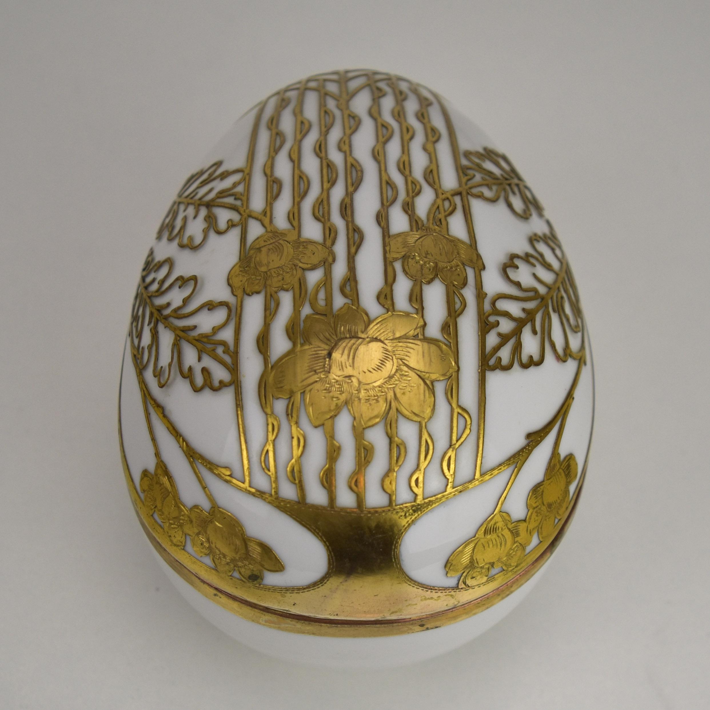 French Art Nouveau Porcelain Egg Box w. Gilt Bronze Ormolu Mounting In Good Condition For Sale In Bad Säckingen, DE