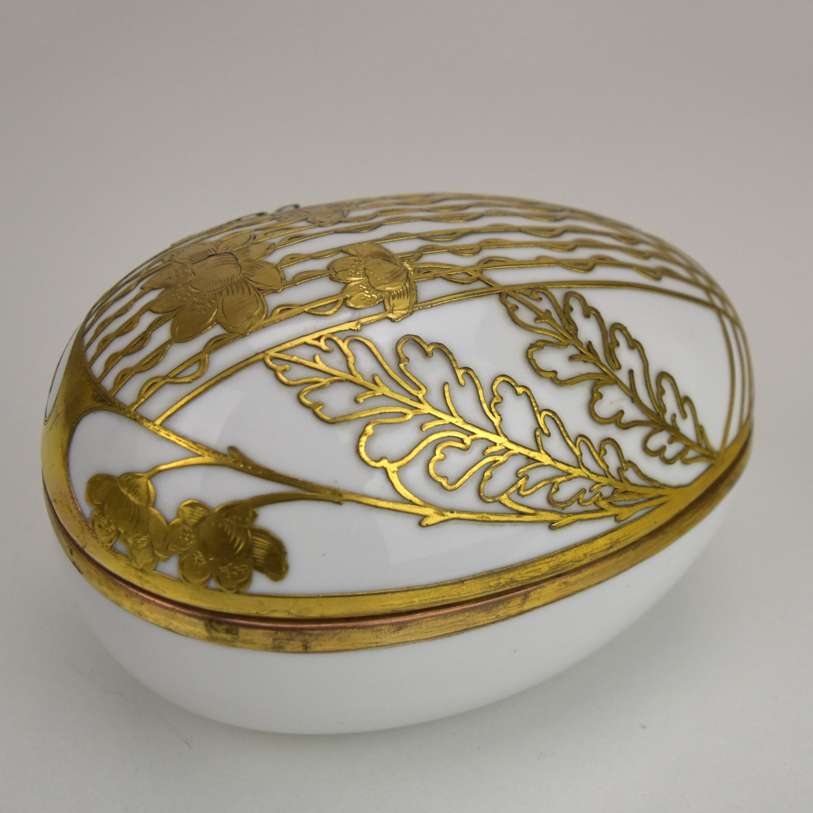 Early 20th Century French Art Nouveau Porcelain Egg Box w. Gilt Bronze Ormolu Mounting For Sale