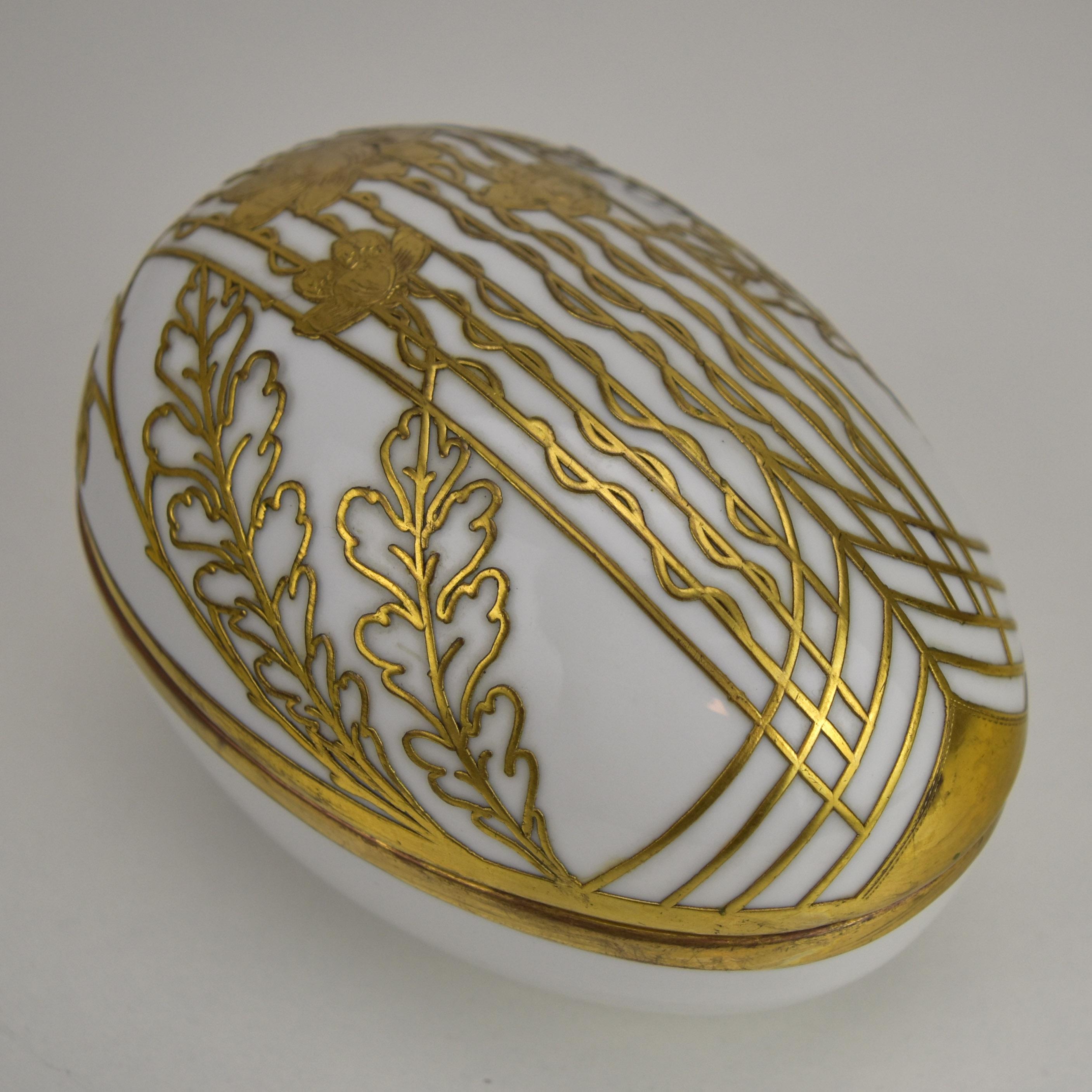 French Art Nouveau Porcelain Egg Box w. Gilt Bronze Ormolu Mounting For Sale 1