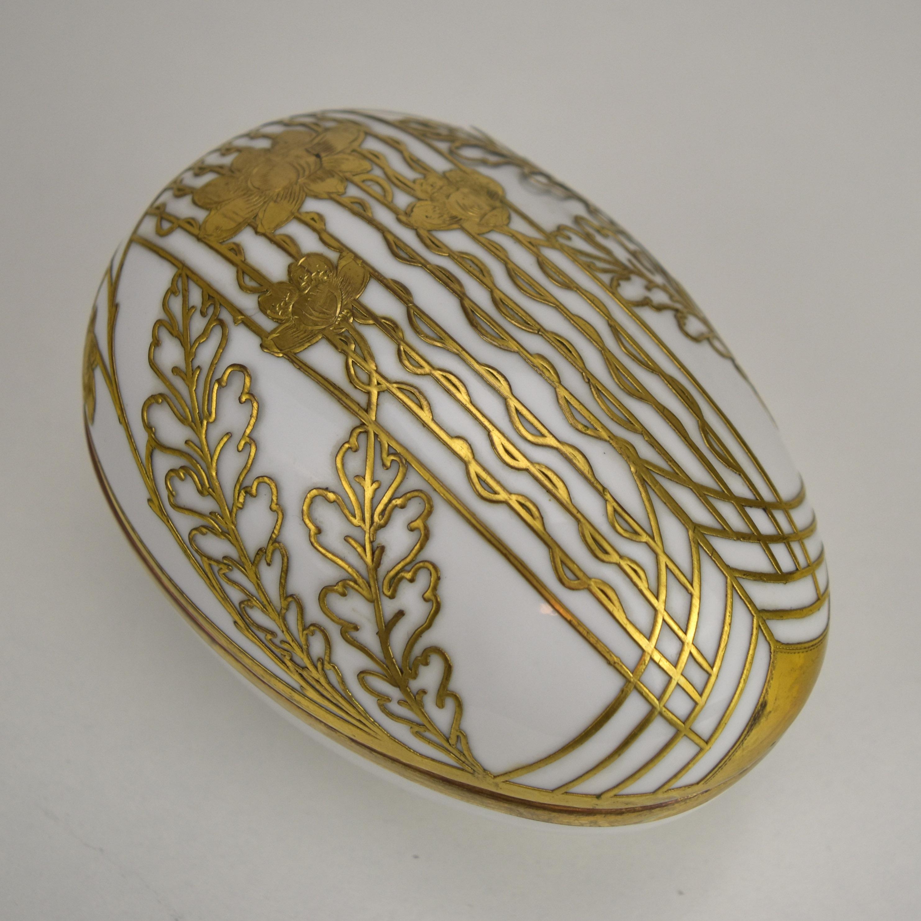 French Art Nouveau Porcelain Egg Box w. Gilt Bronze Ormolu Mounting For Sale 2