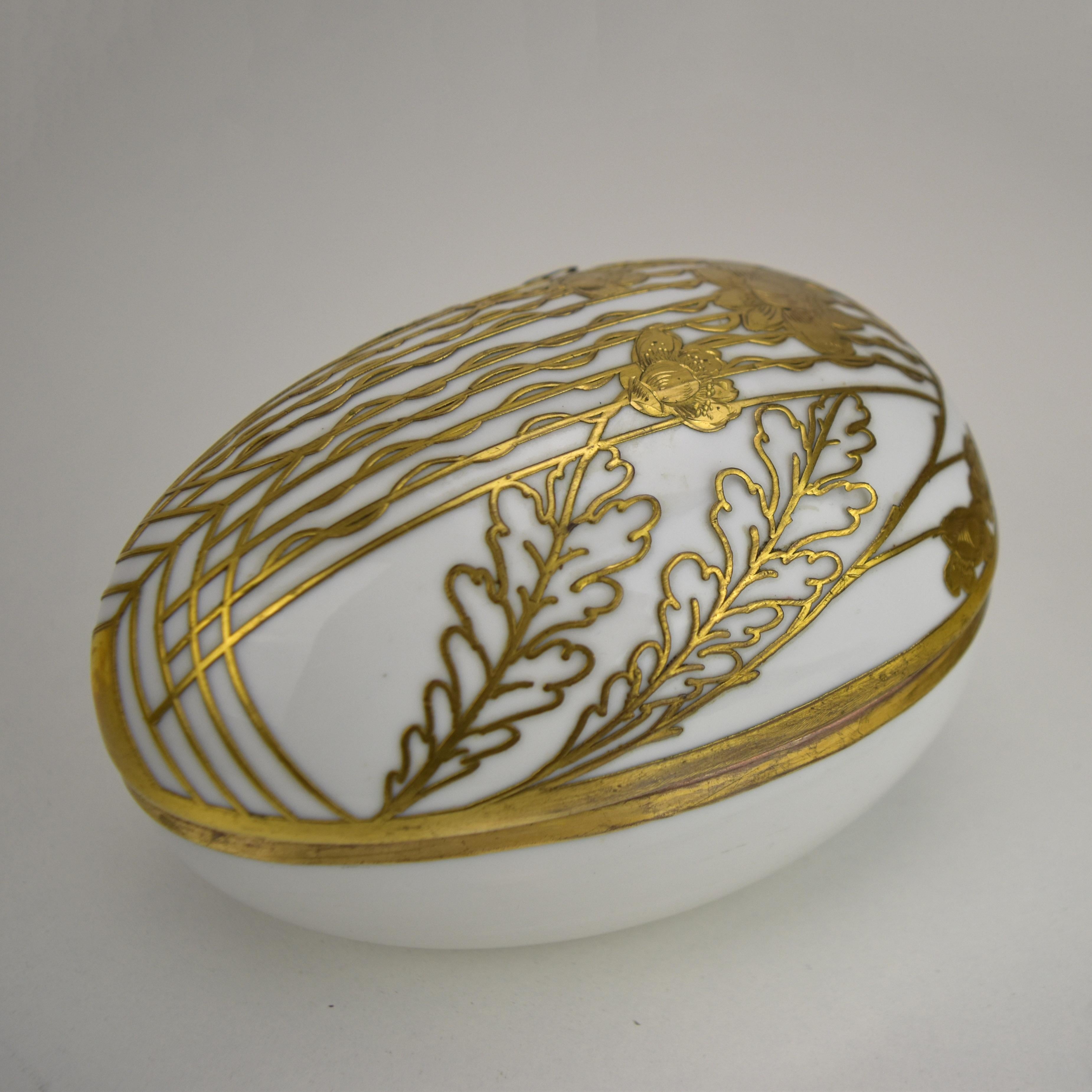 French Art Nouveau Porcelain Egg Box w. Gilt Bronze Ormolu Mounting For Sale 3