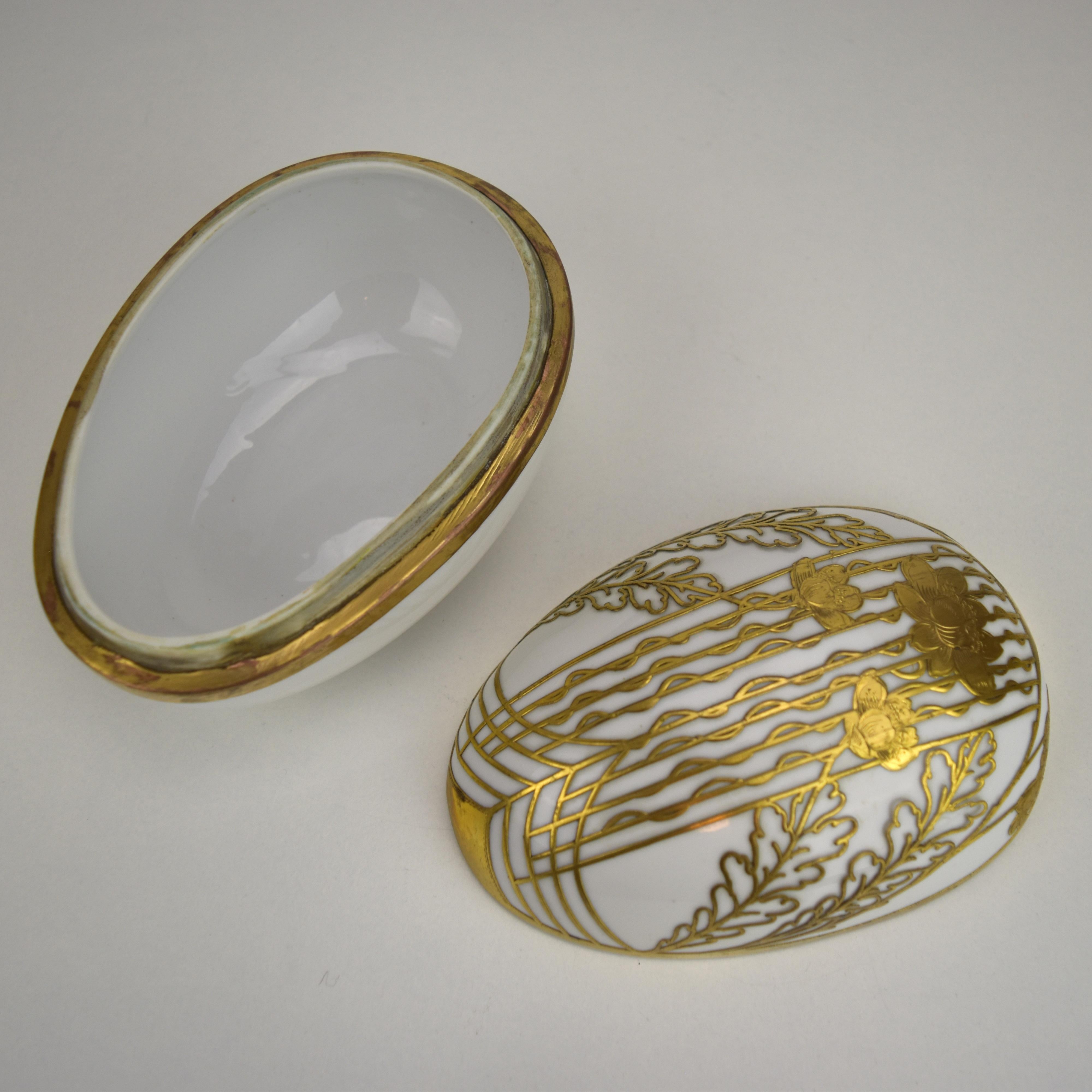 French Art Nouveau Porcelain Egg Box w. Gilt Bronze Ormolu Mounting For Sale 4