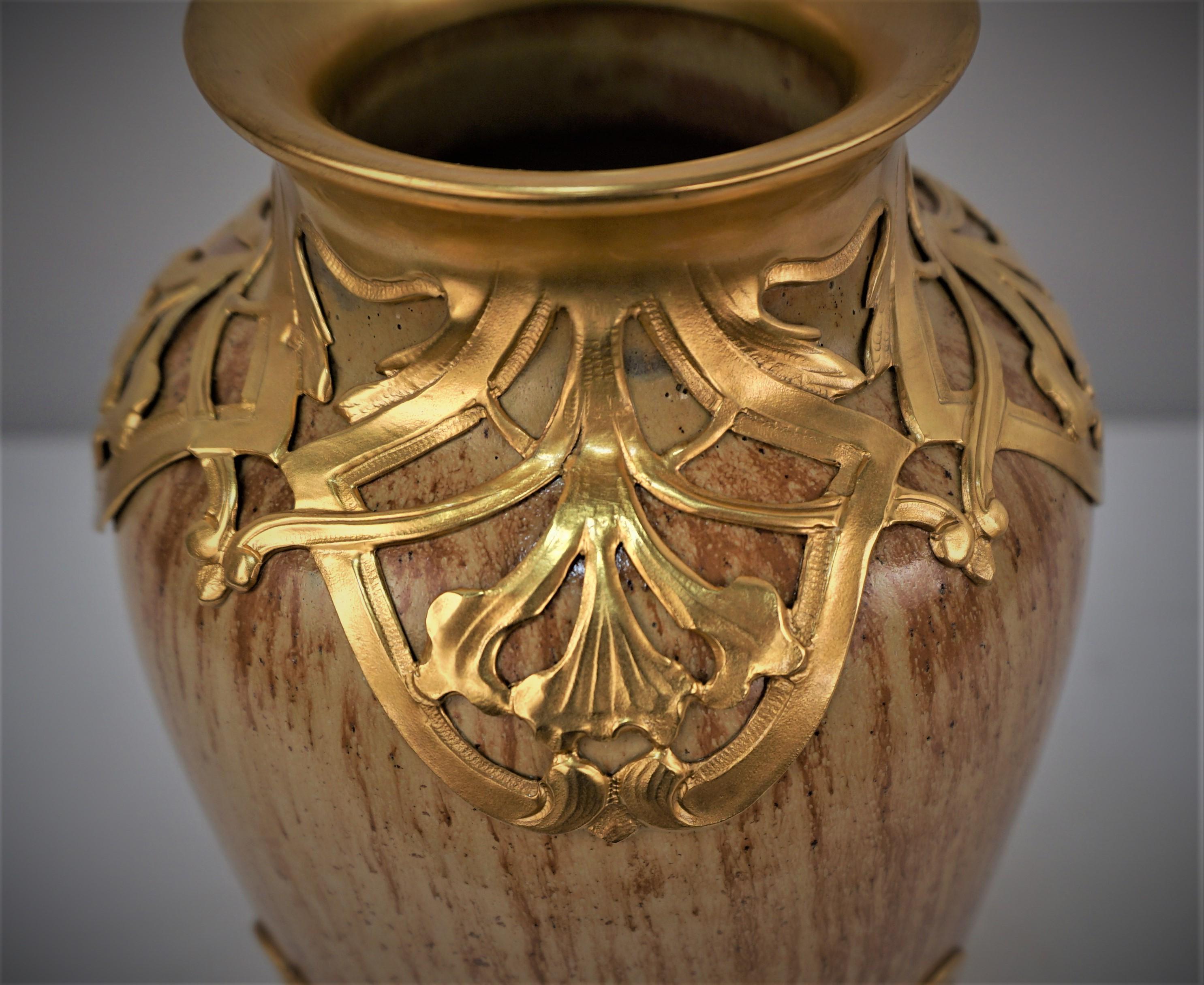Un très beau et impressionnant vase français de la fin du 19e siècle en poterie art nouveau, recouvert d'un décor d'or sur argent.
L'or sur argent porte la marque E F et l'image d'une ancre au centre.
