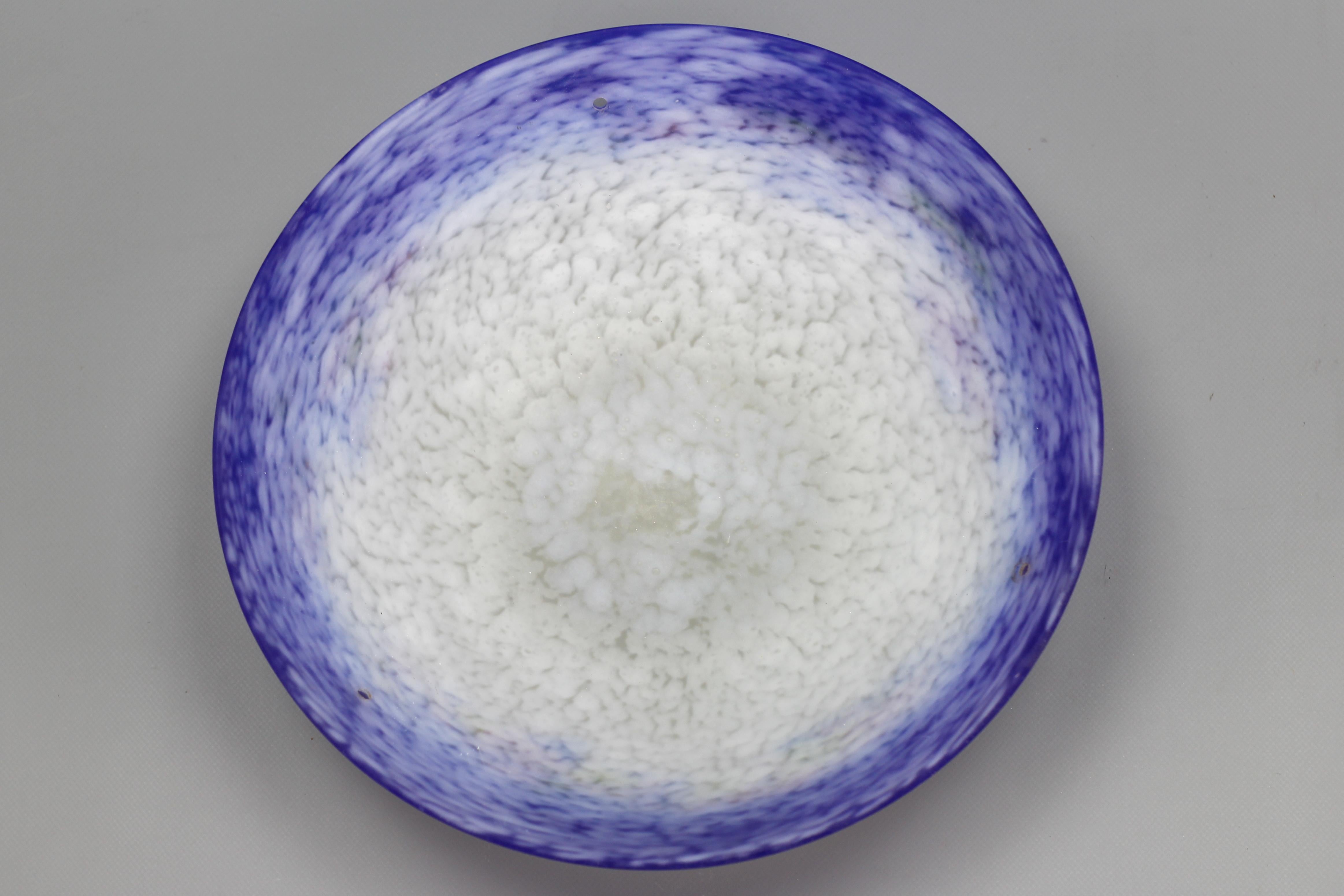 Luminaire Art nouveau franais en forme de bol en verre violet, bleu et blanc par Degu 8