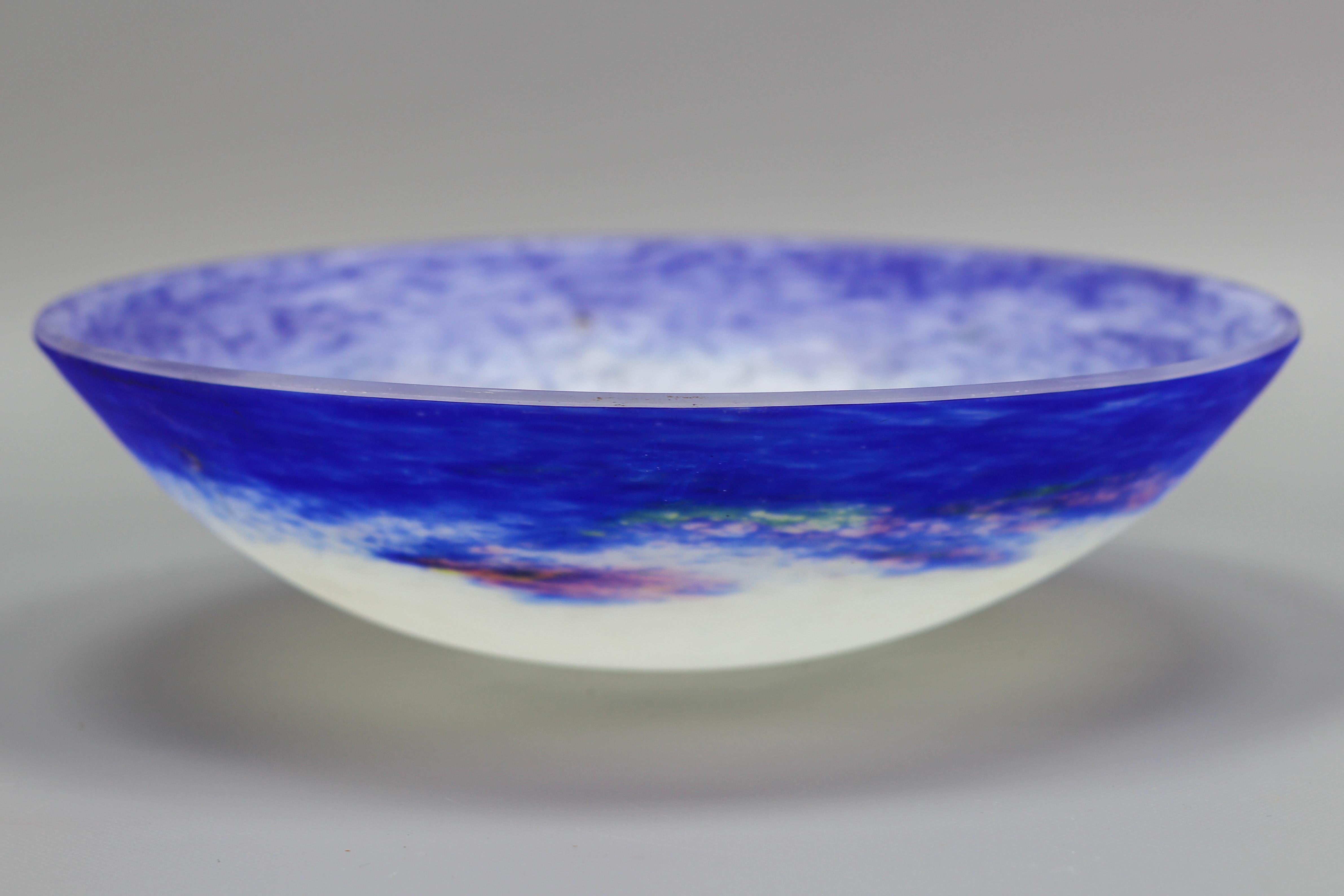 Luminaire Art nouveau franais en forme de bol en verre violet, bleu et blanc par Degu 9