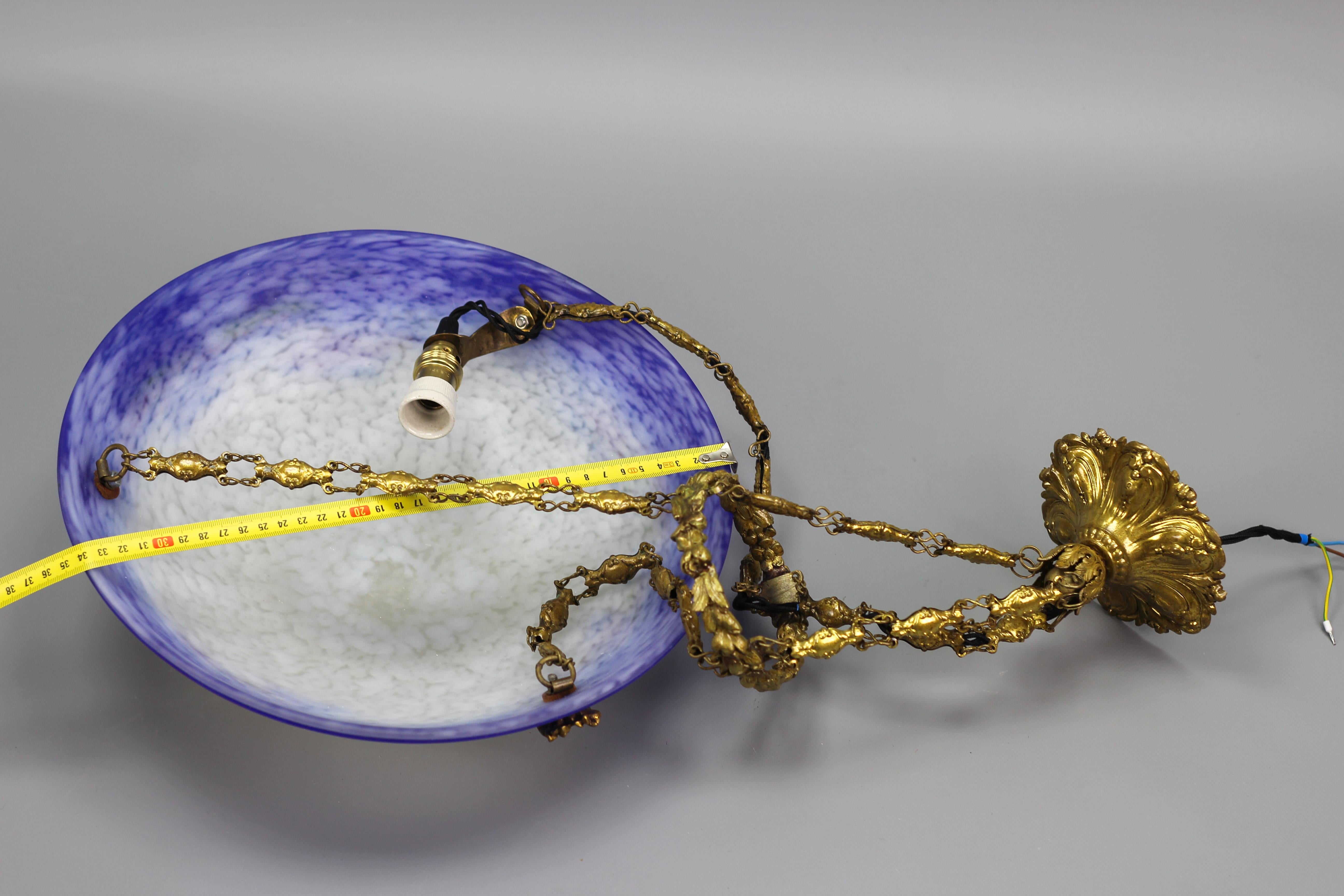 Luminaire Art nouveau franais en forme de bol en verre violet, bleu et blanc par Degu 10