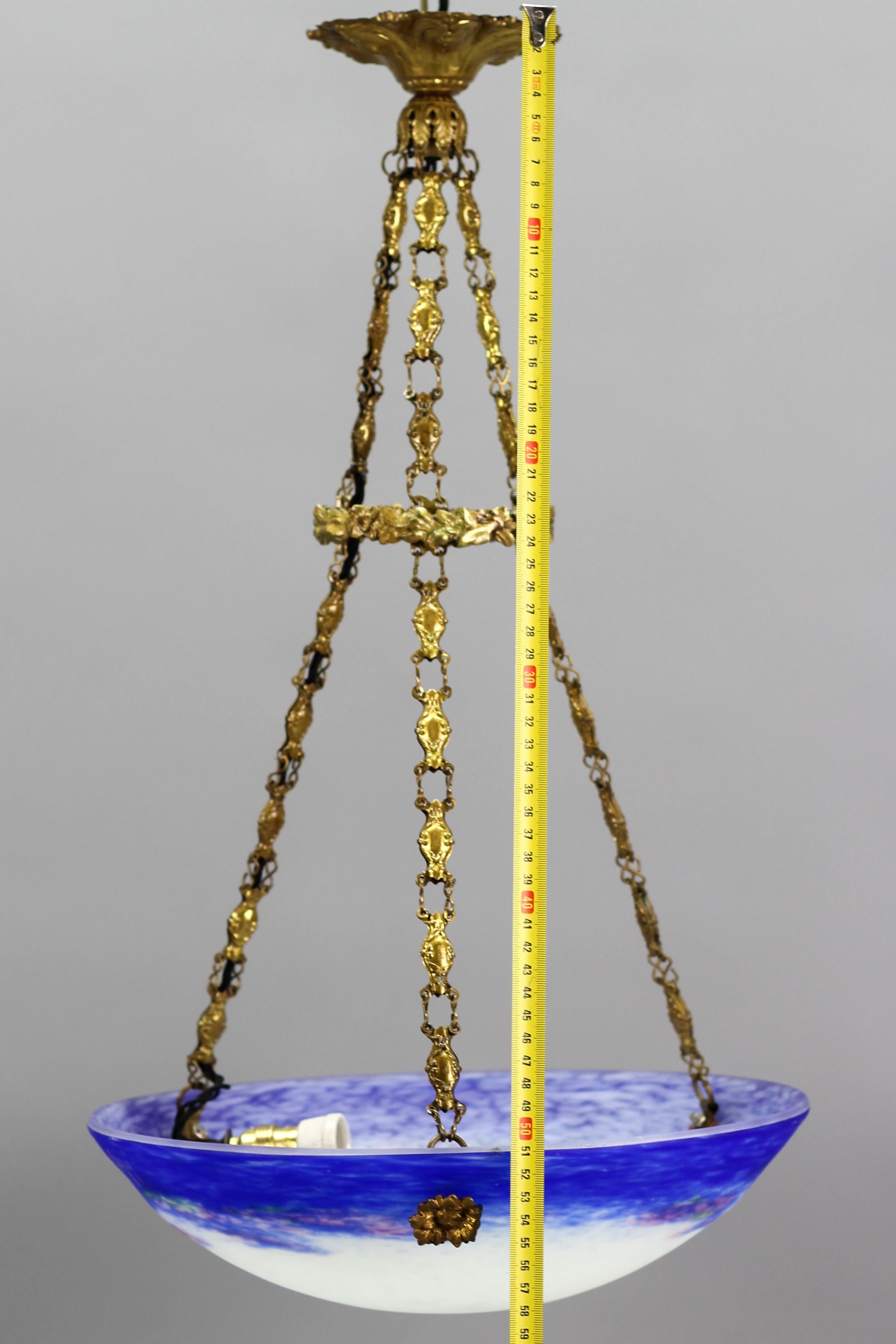 Luminaire Art nouveau franais en forme de bol en verre violet, bleu et blanc par Degu 11