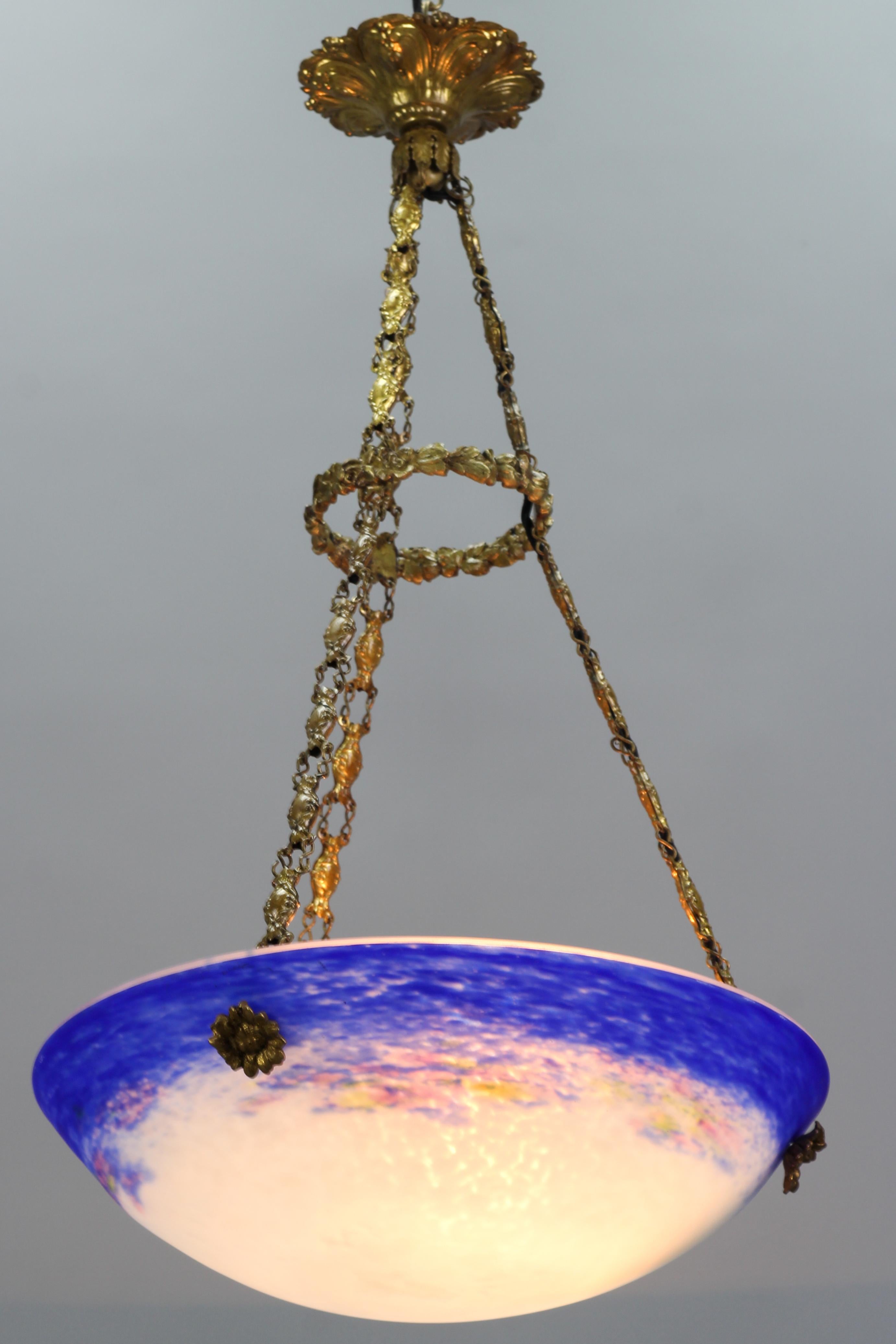 Luminaire Art nouveau franais en forme de bol en verre violet, bleu et blanc par Degu 12